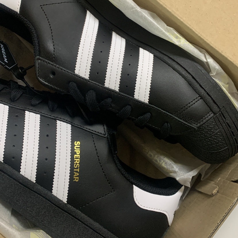 Adidas Superstar Core Black White 착용 스타일