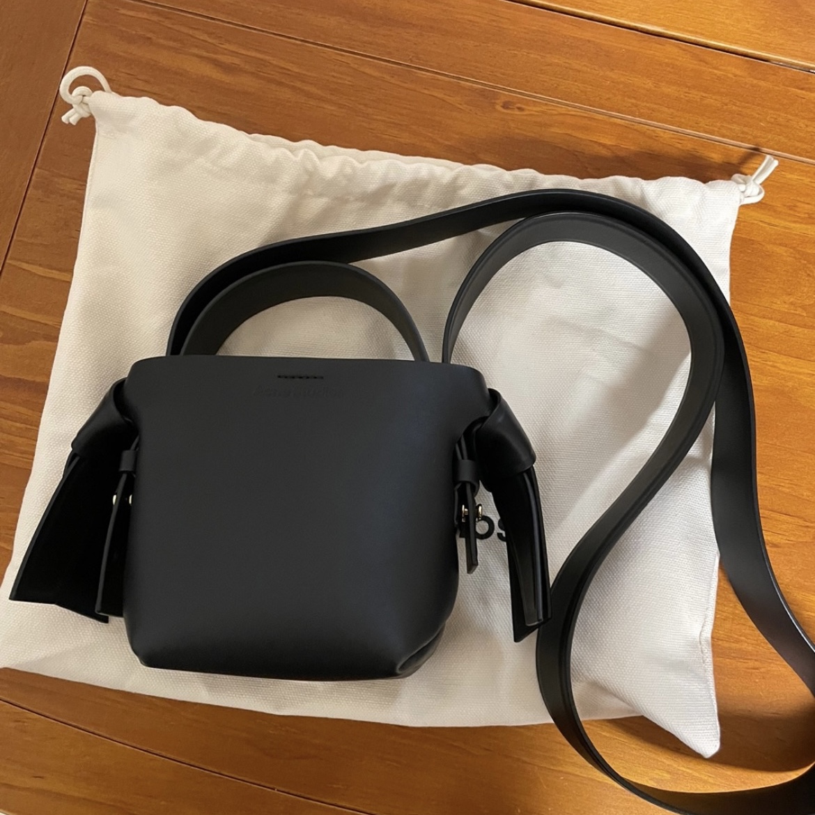 Acne Studios Crossbody Face Bag Black 착용 스타일
