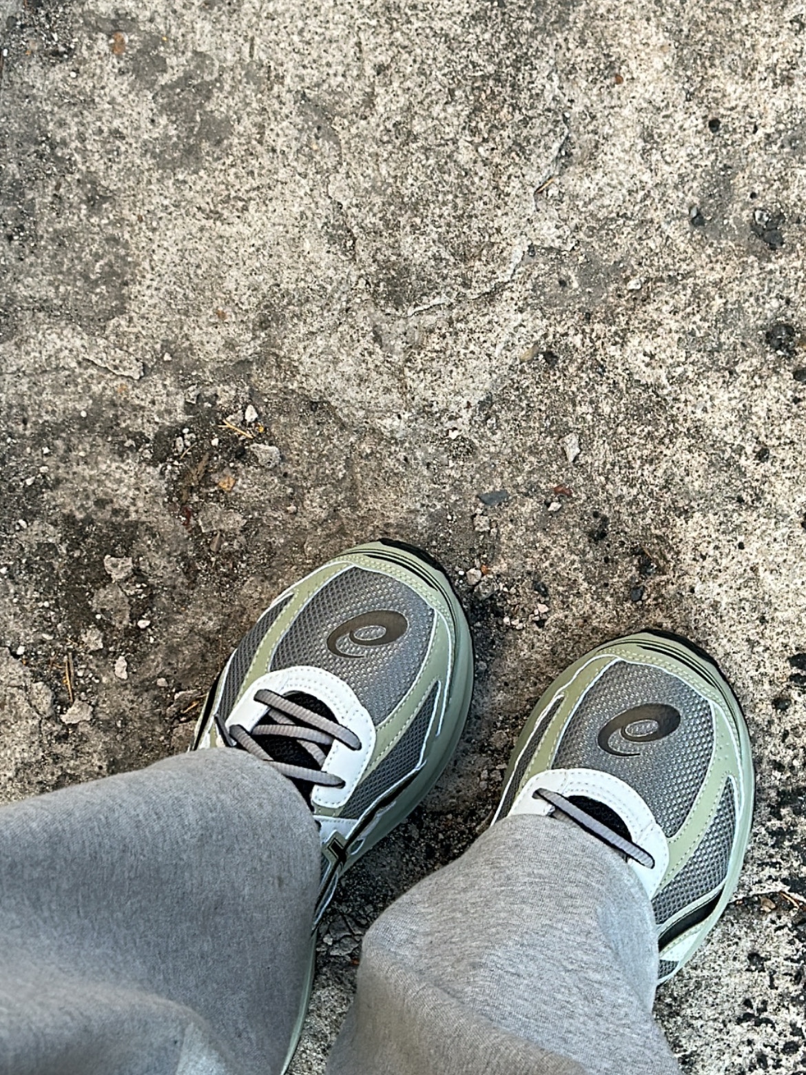 Asics Jog 100 S Sheet Rock - 2E Wide 착용 스타일 - 3