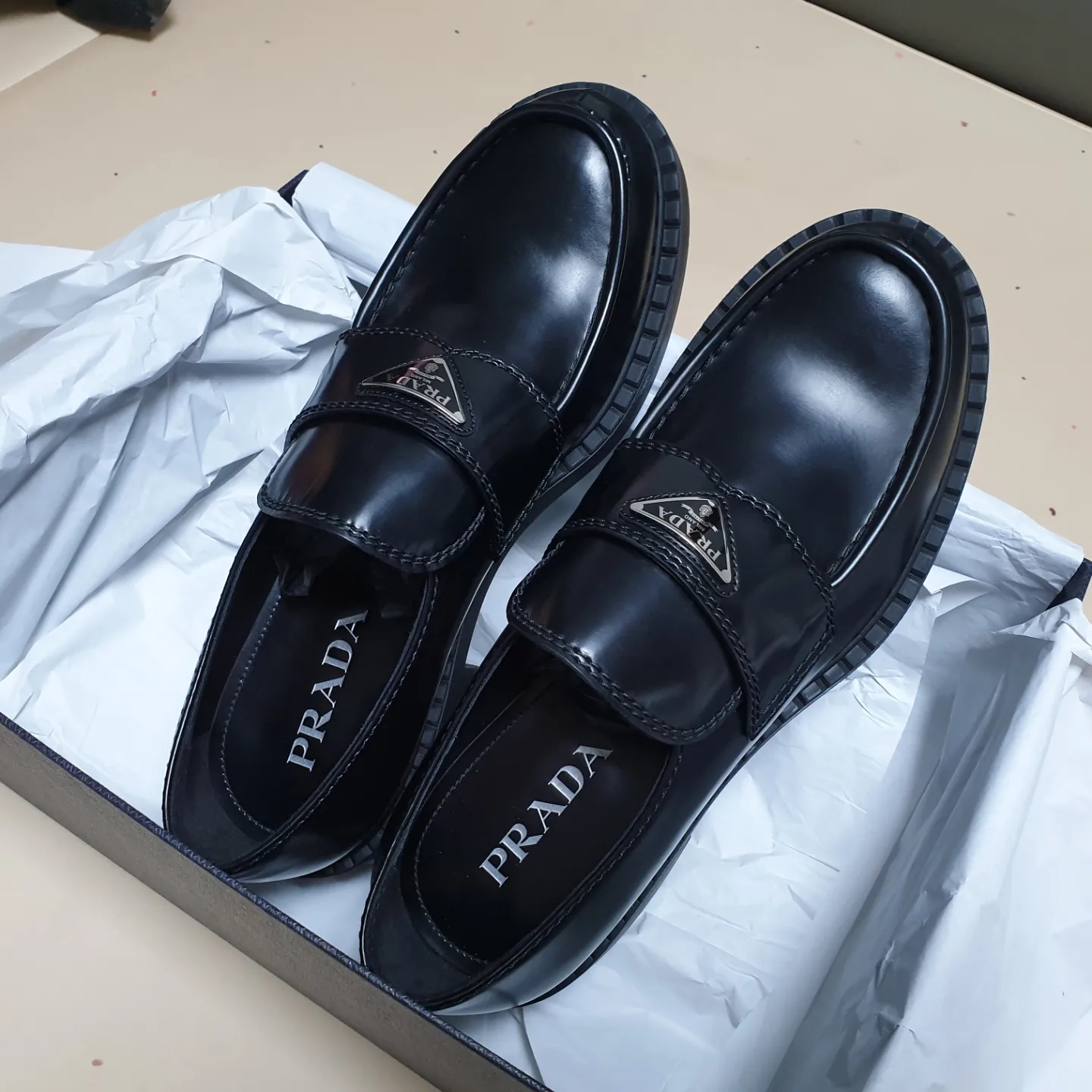 Prada Chocolate Brushed Leather Loafers Black 착용 스타일 - 2
