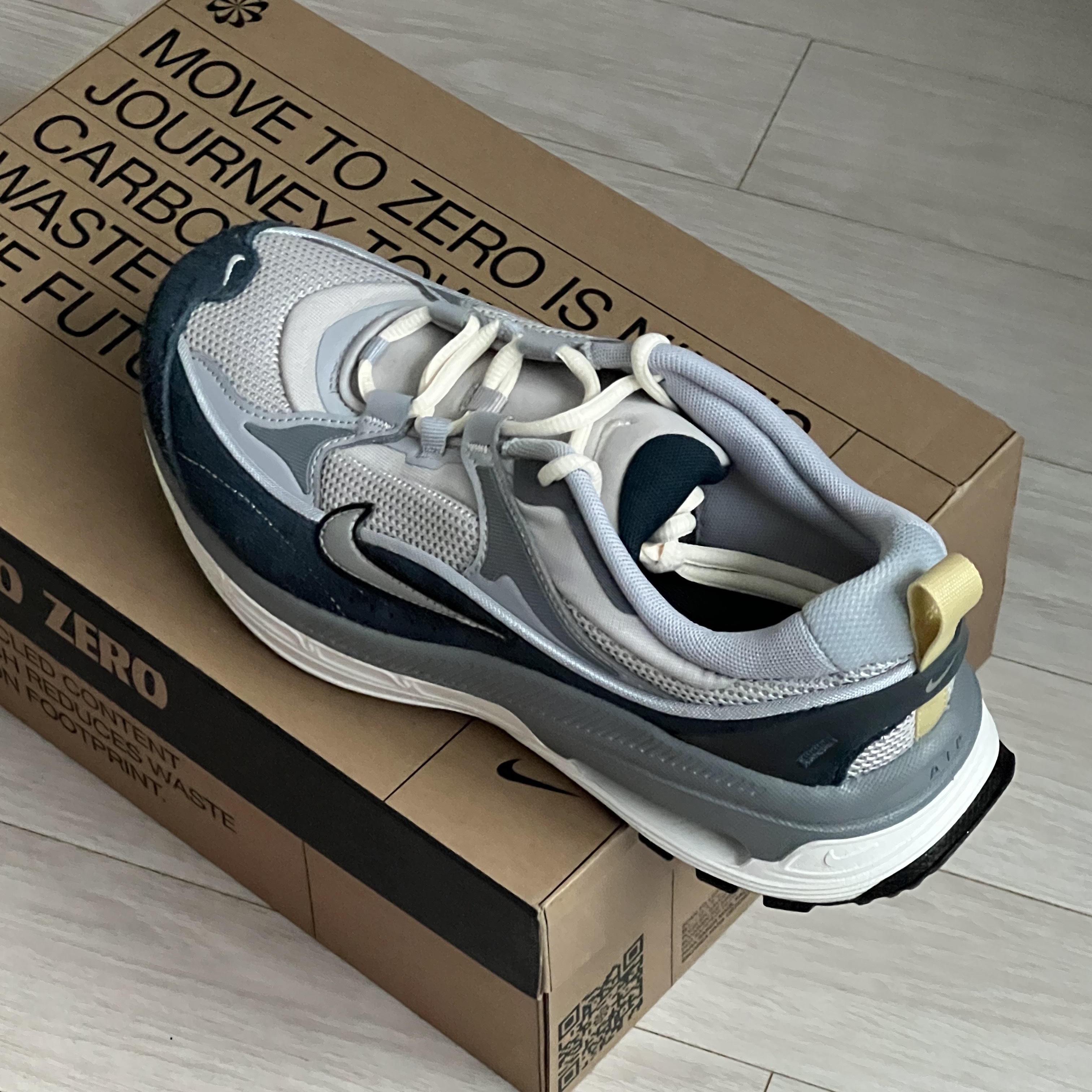 (W) Nike Air Max Bliss Light Iron Ore Armory Navy 착용 스타일 - 2