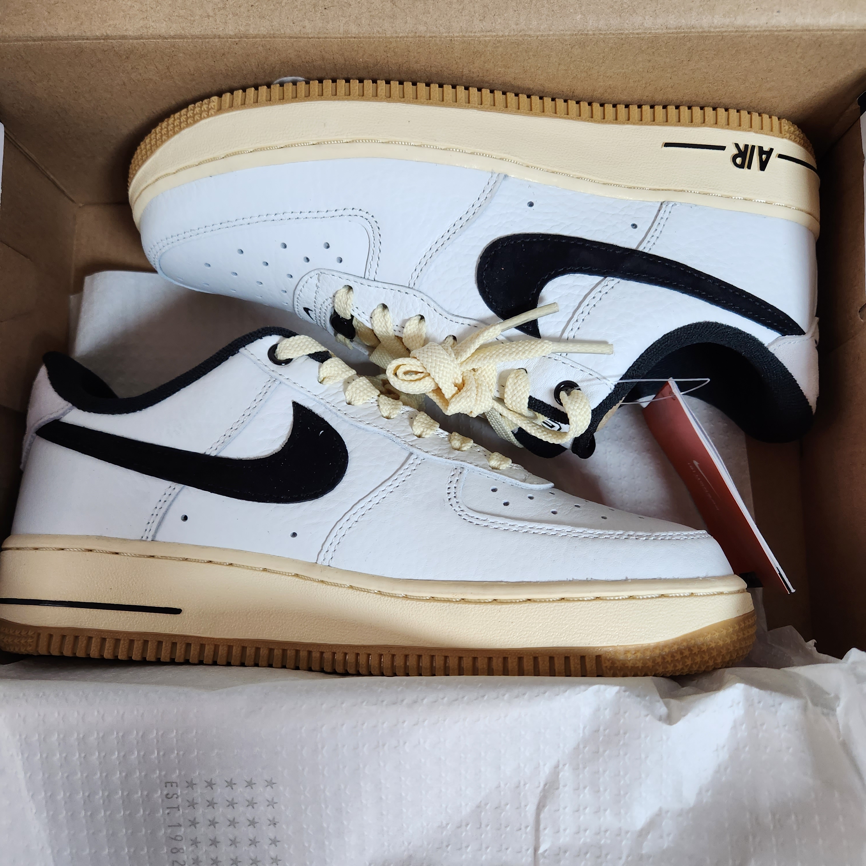 (W) Nike Air Force 1 '07 LX Black and Summit White 착용 스타일 - 1