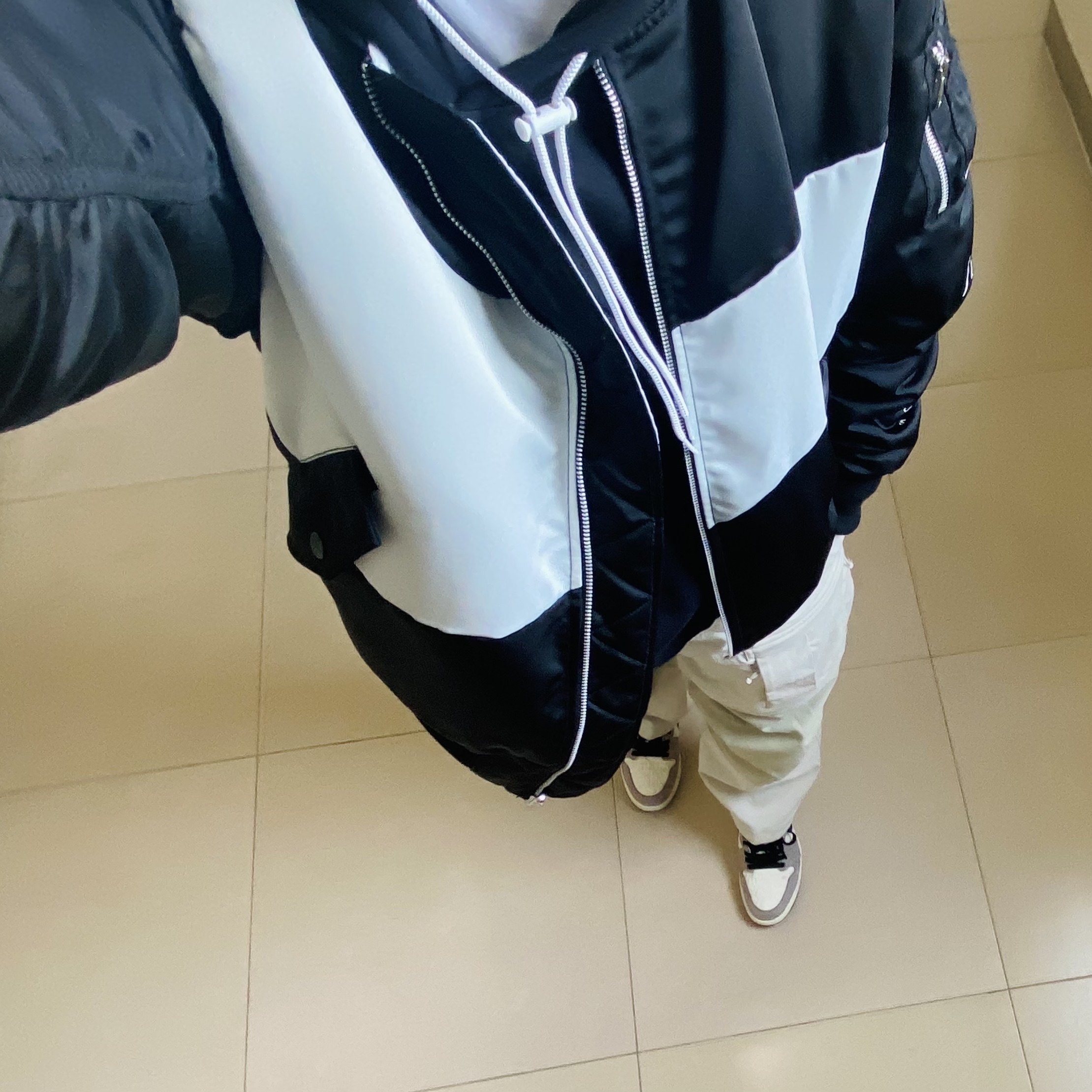 Nike ACG Smith Summit Cargo Pants Light Bone - Asia, Nike NSW Swoosh Therma-Fit Bomber Black - Asia 착용 스타일