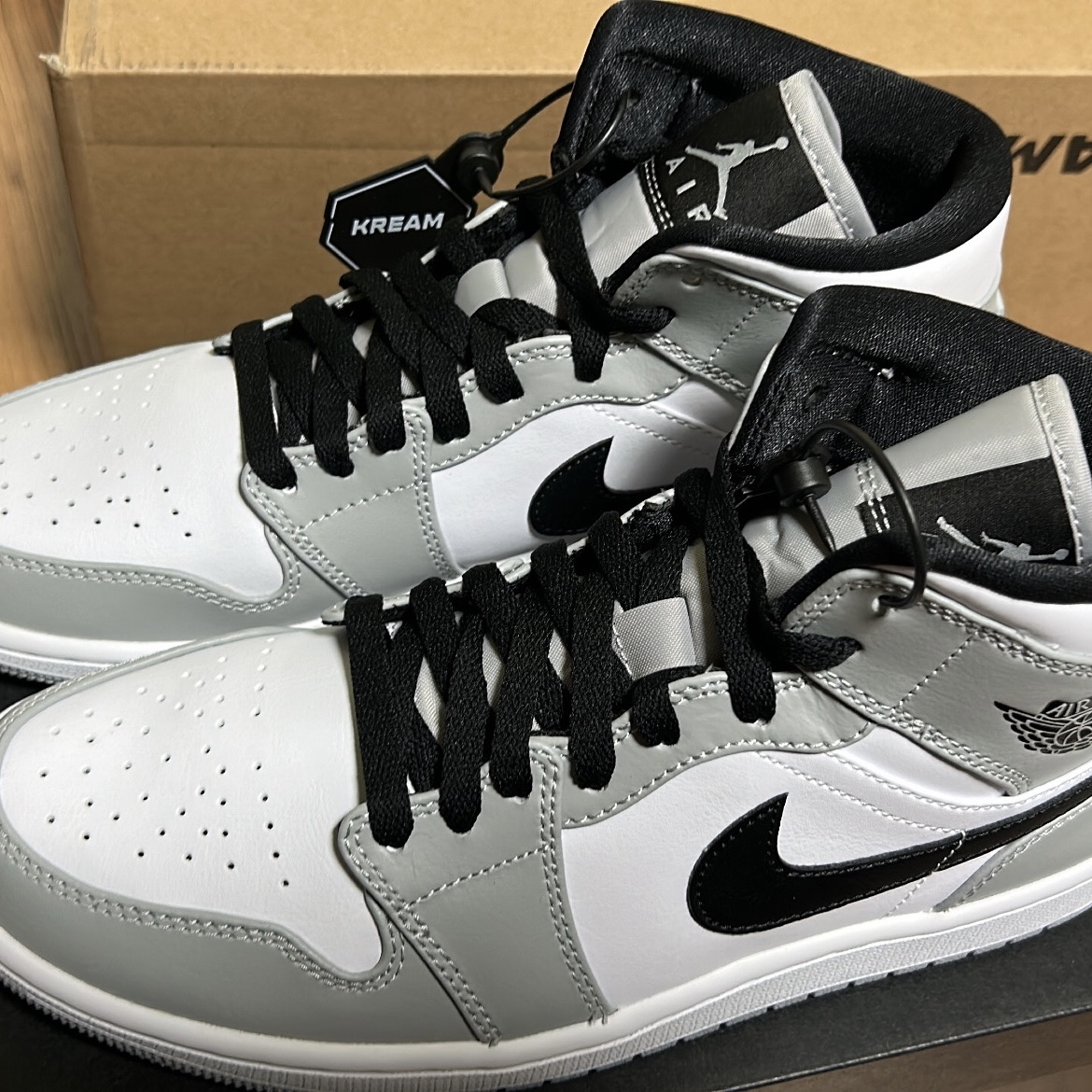 Jordan 1 Mid Light Smoke Grey 착용 스타일 - 1