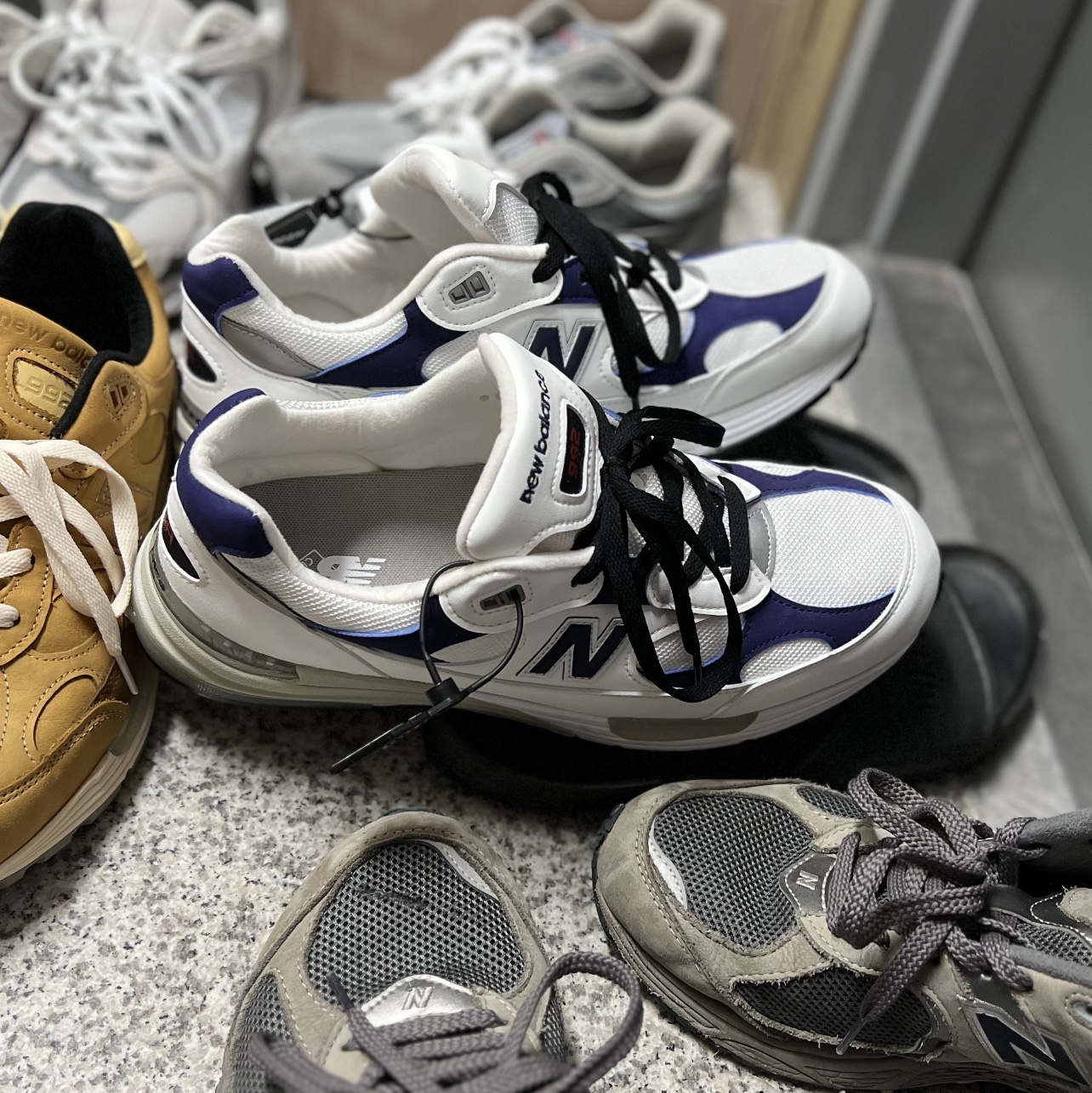 New Balance 992 Made in USA White Navy 착용 스타일