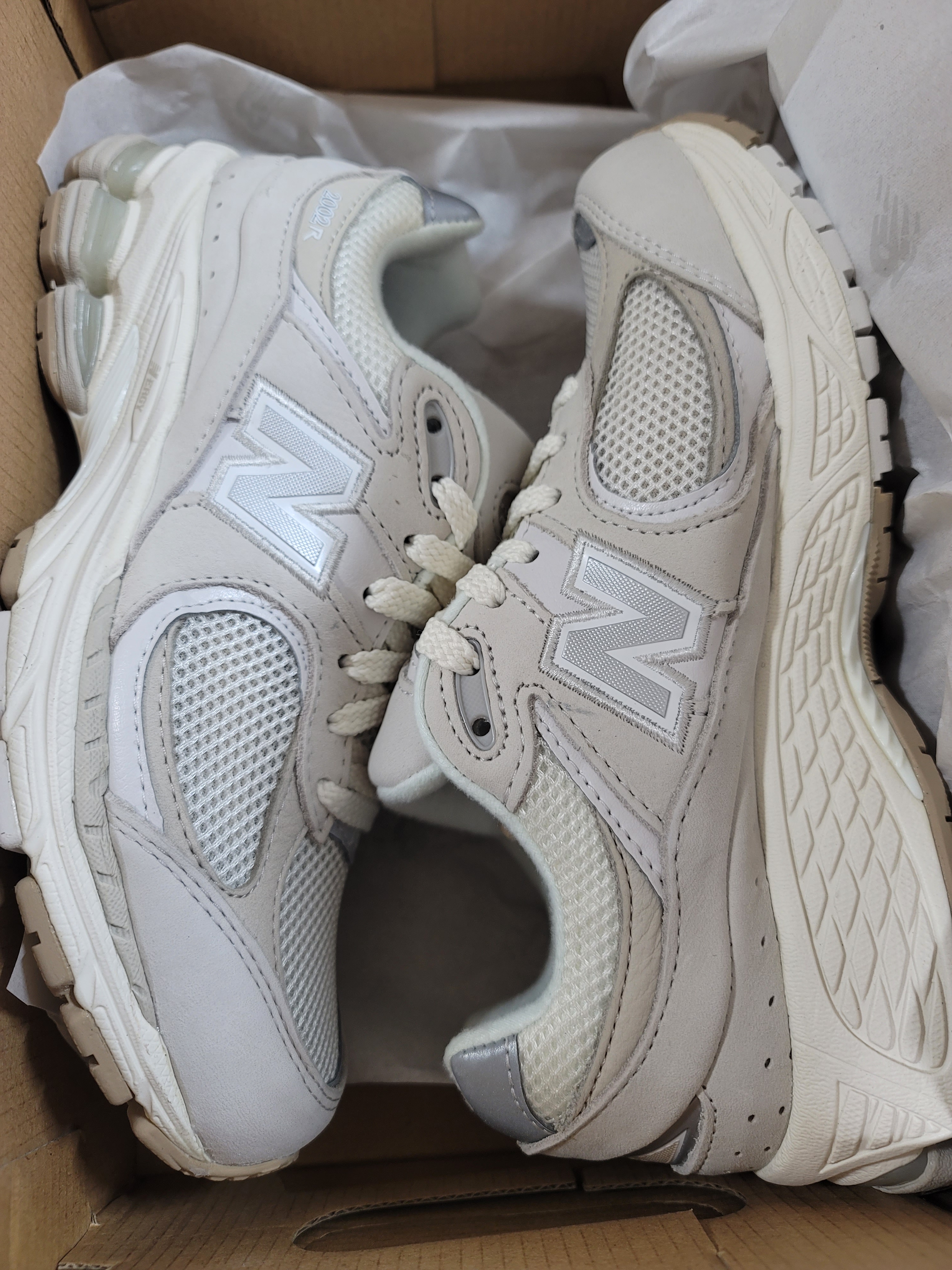 New Balance 2002R Beige Calm Taupe 착용 스타일