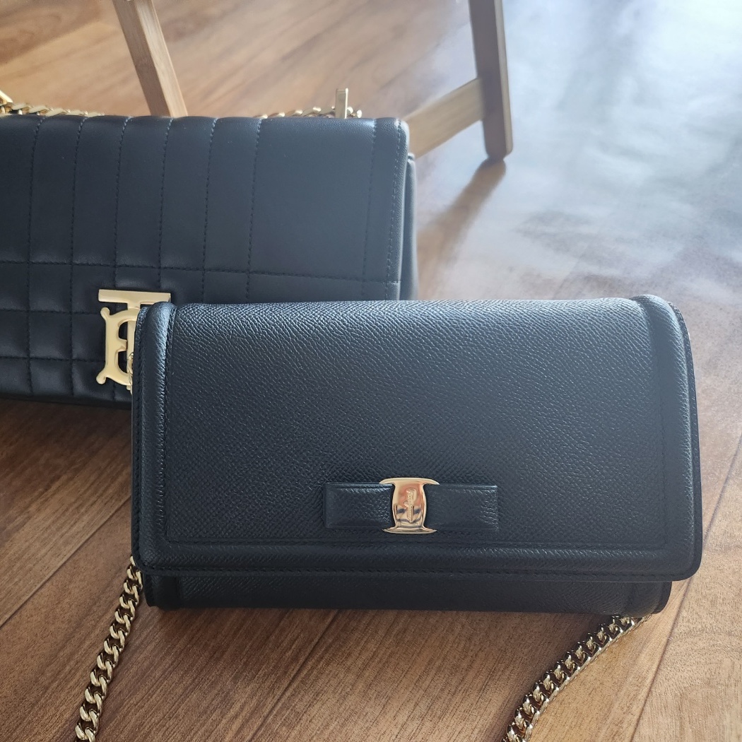 Ferragamo Vara Mini Bag Black 착용 스타일