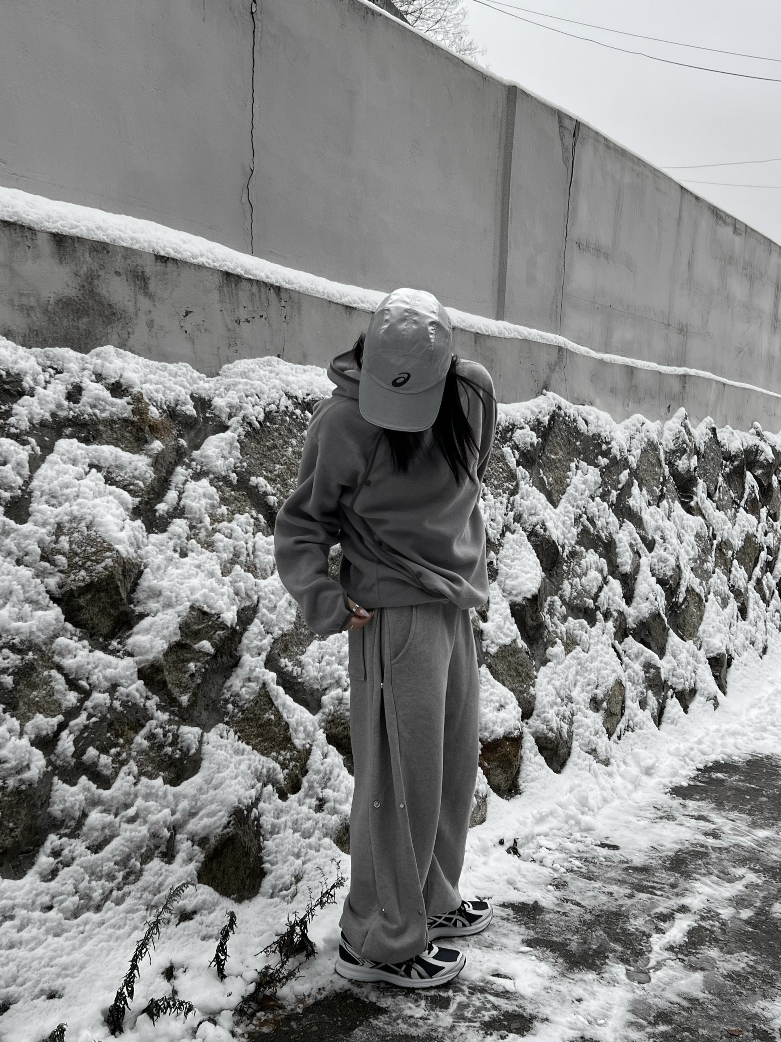 IAB Studio x Asics Silver Woven Cap 착용 스타일 - 3