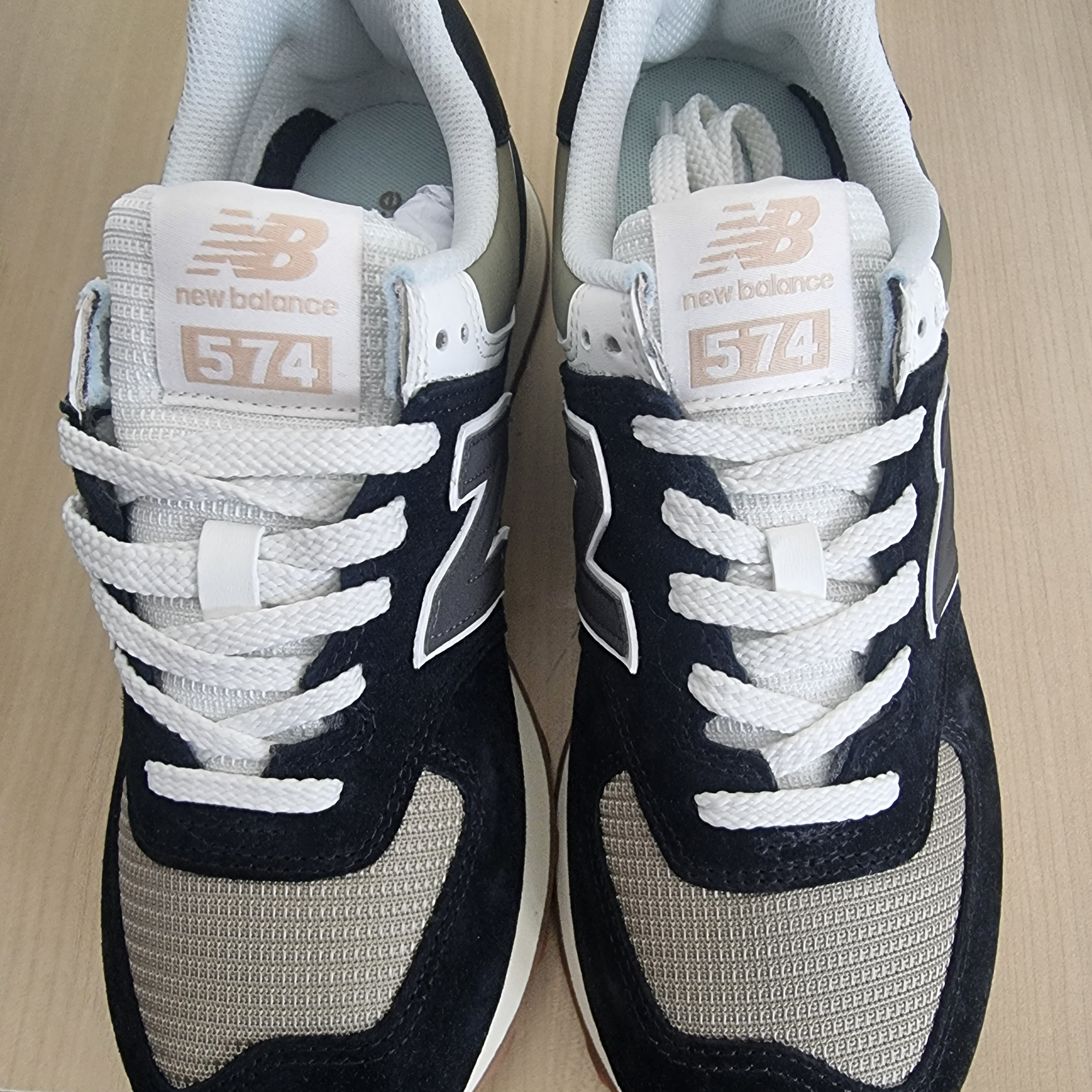 New Balance 574 Black Olive Gum 착용 스타일 - 2