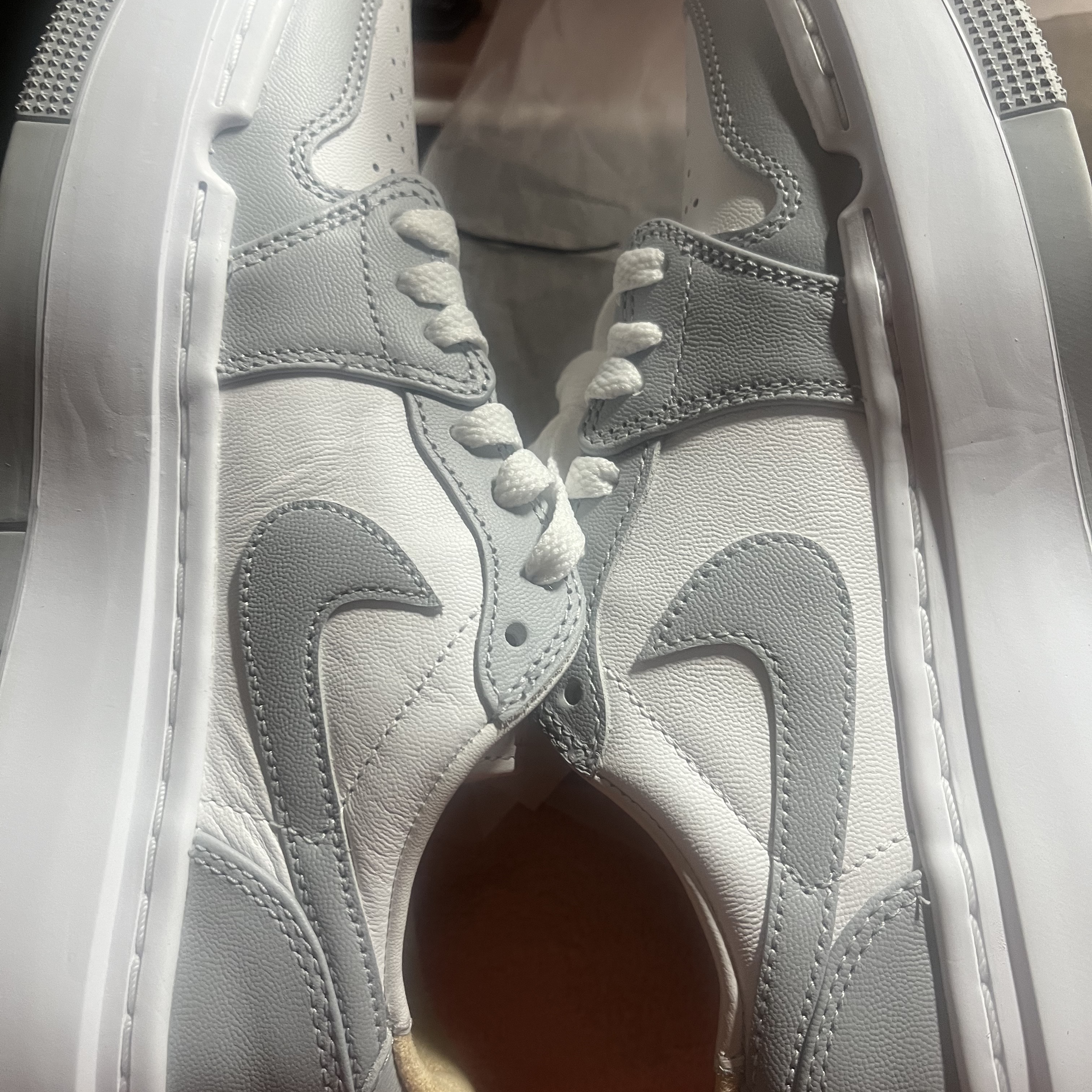 (W) Jordan 1 Elevate Low White and Wolf Grey 착용 스타일 - 1