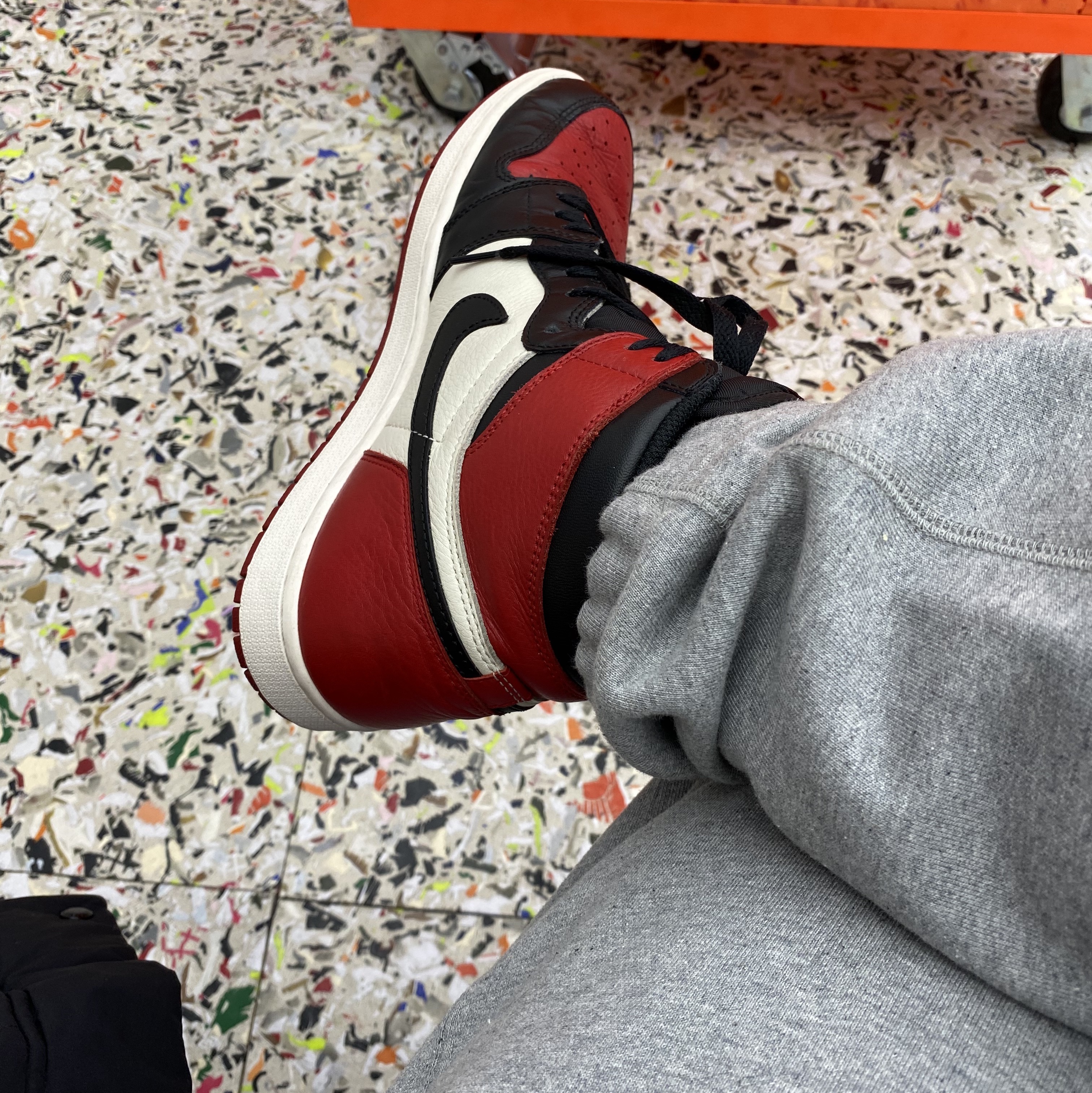 Jordan 1 Retro High OG Bred Toe, Nike NRG Solo Swoosh Fleece Pants Dark Grey Heather - US/EU 착용 스타일 - 1
