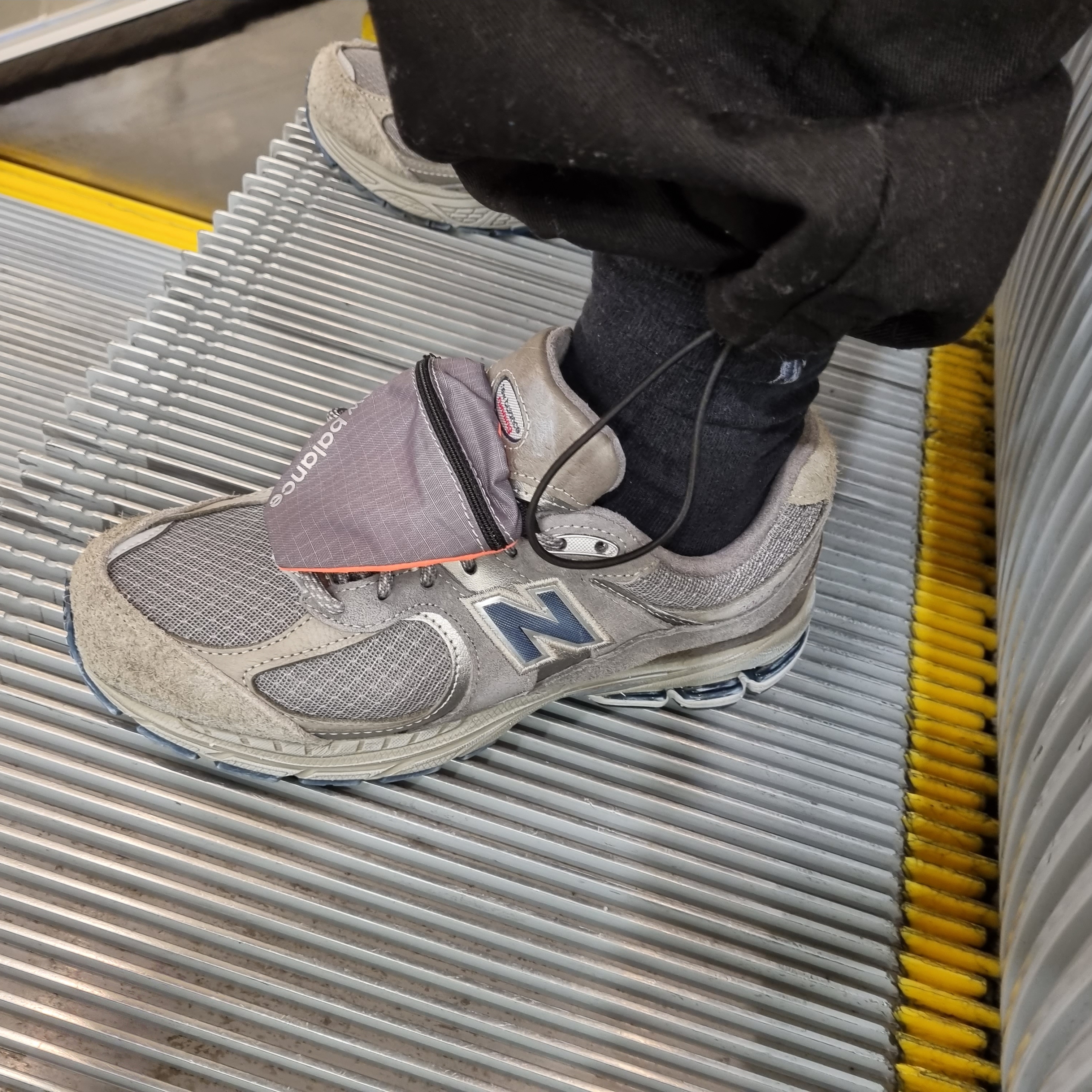 New Balance 2002R Premium Vintage Grey 착용 스타일 - 2