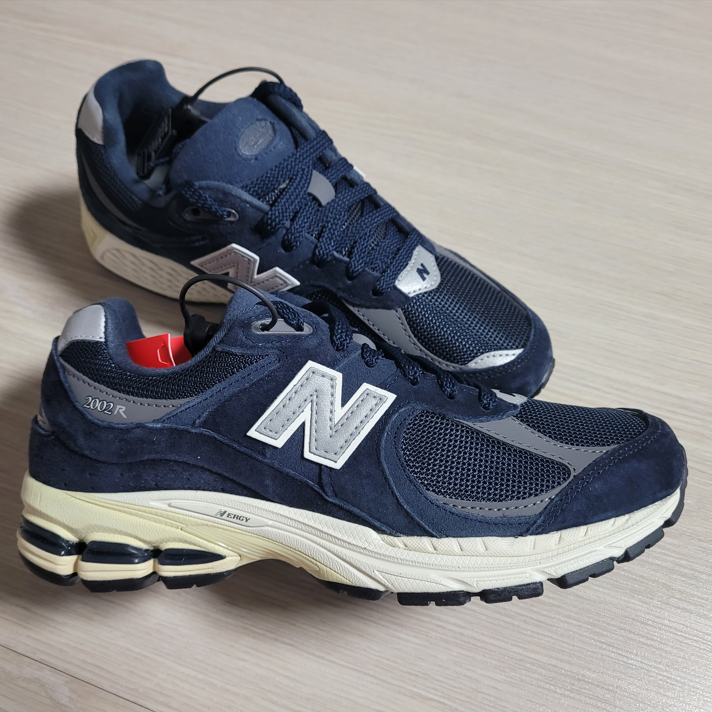 New Balance 2002R Eclipse Castlerock 착용 스타일 - 2