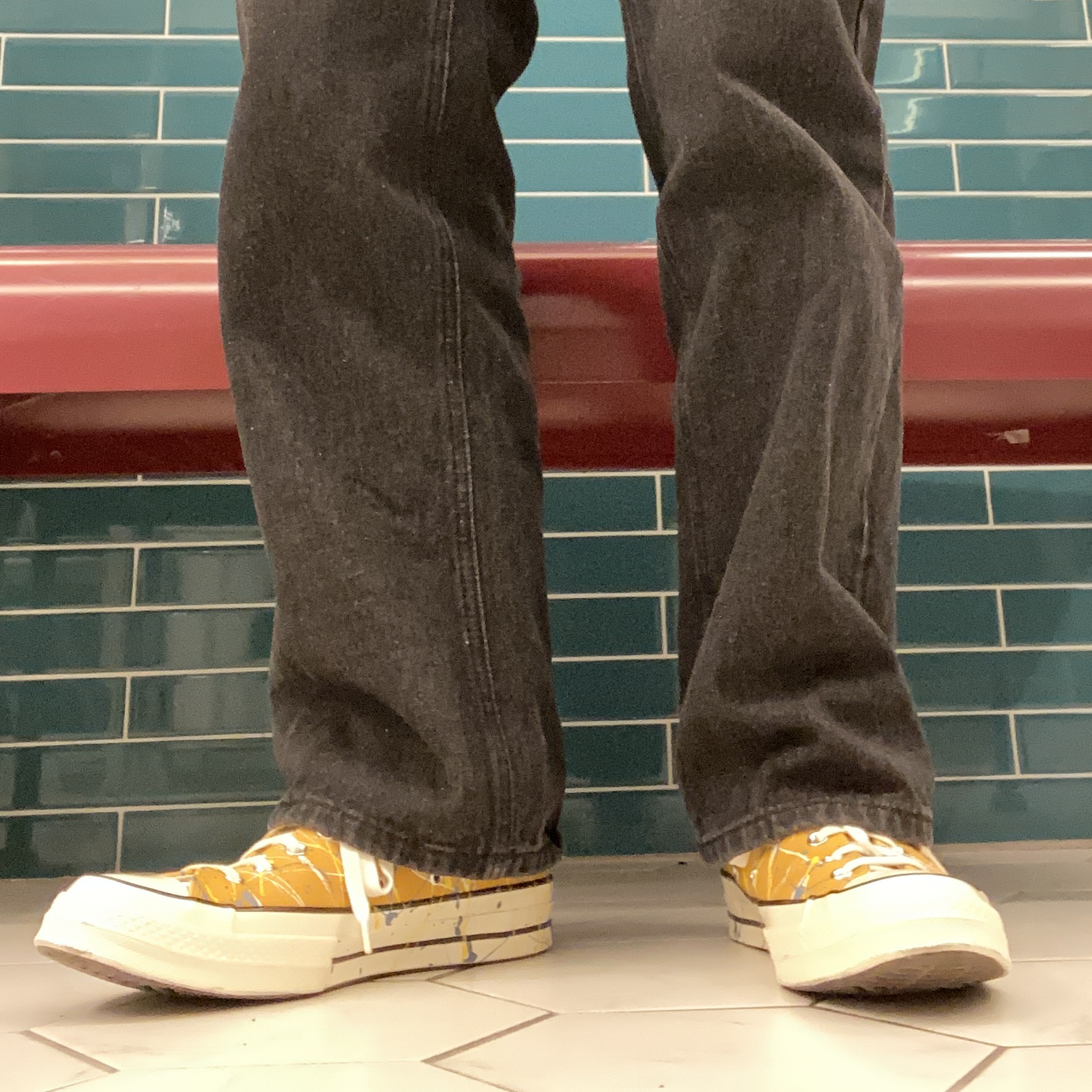 Converse Chuck 70 Ox Paint Splatter Sunflower Gold 착용 스타일 - 2