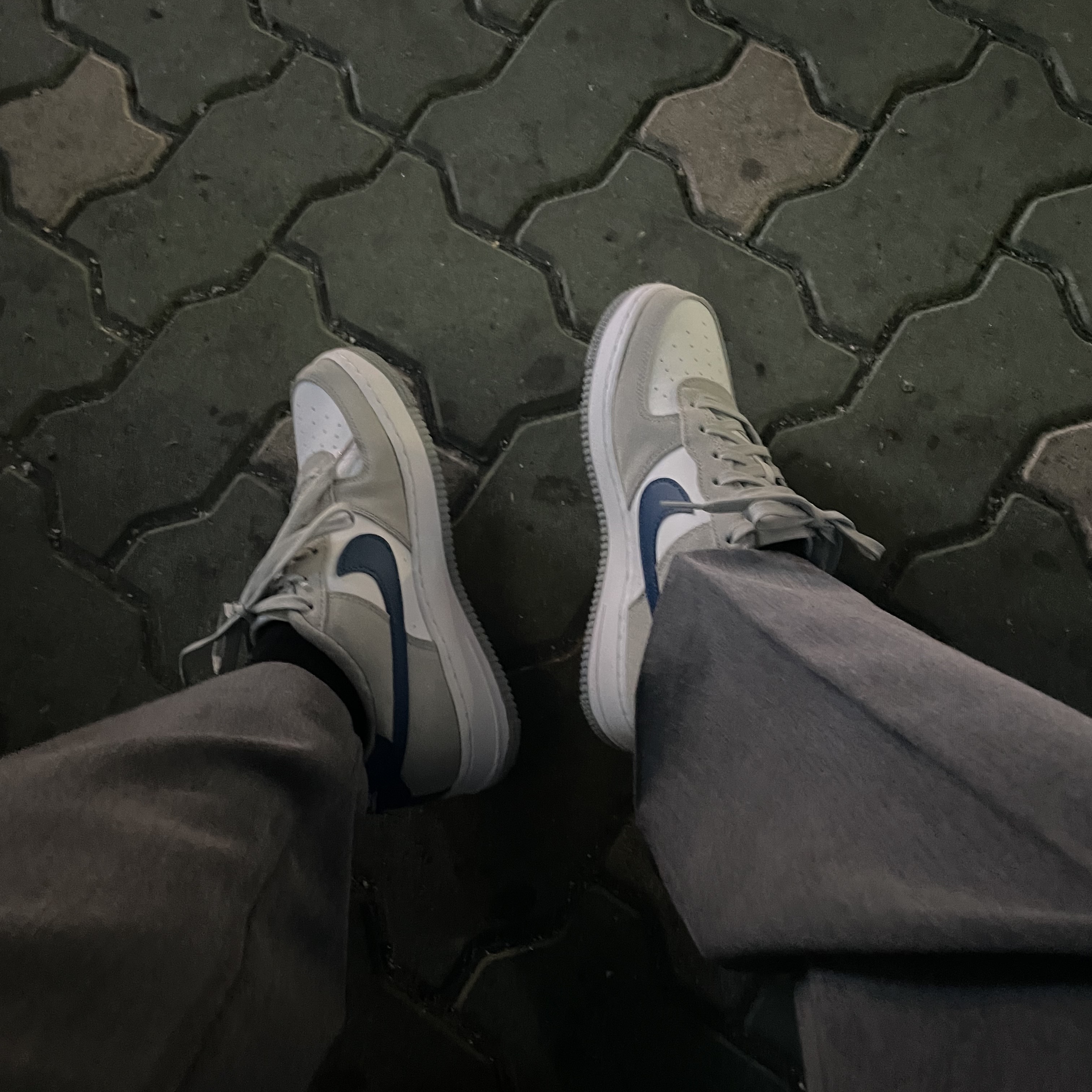 (GS) Nike Air Force 1 LV8 Athletic Club Light Smoke Grey Marina 착용 스타일