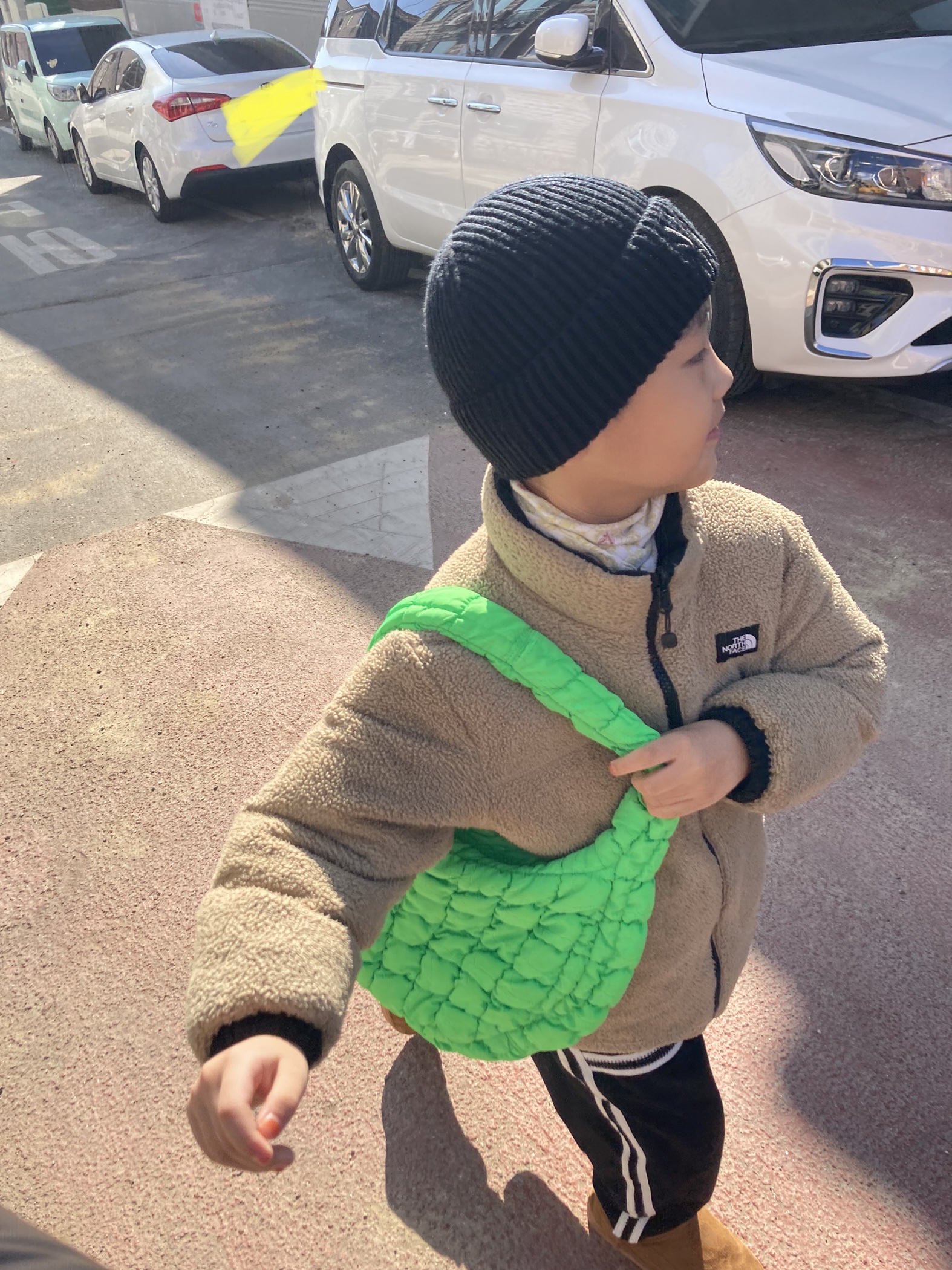 COS Quilted Mini Bag Bright Green 착용 스타일 - 3