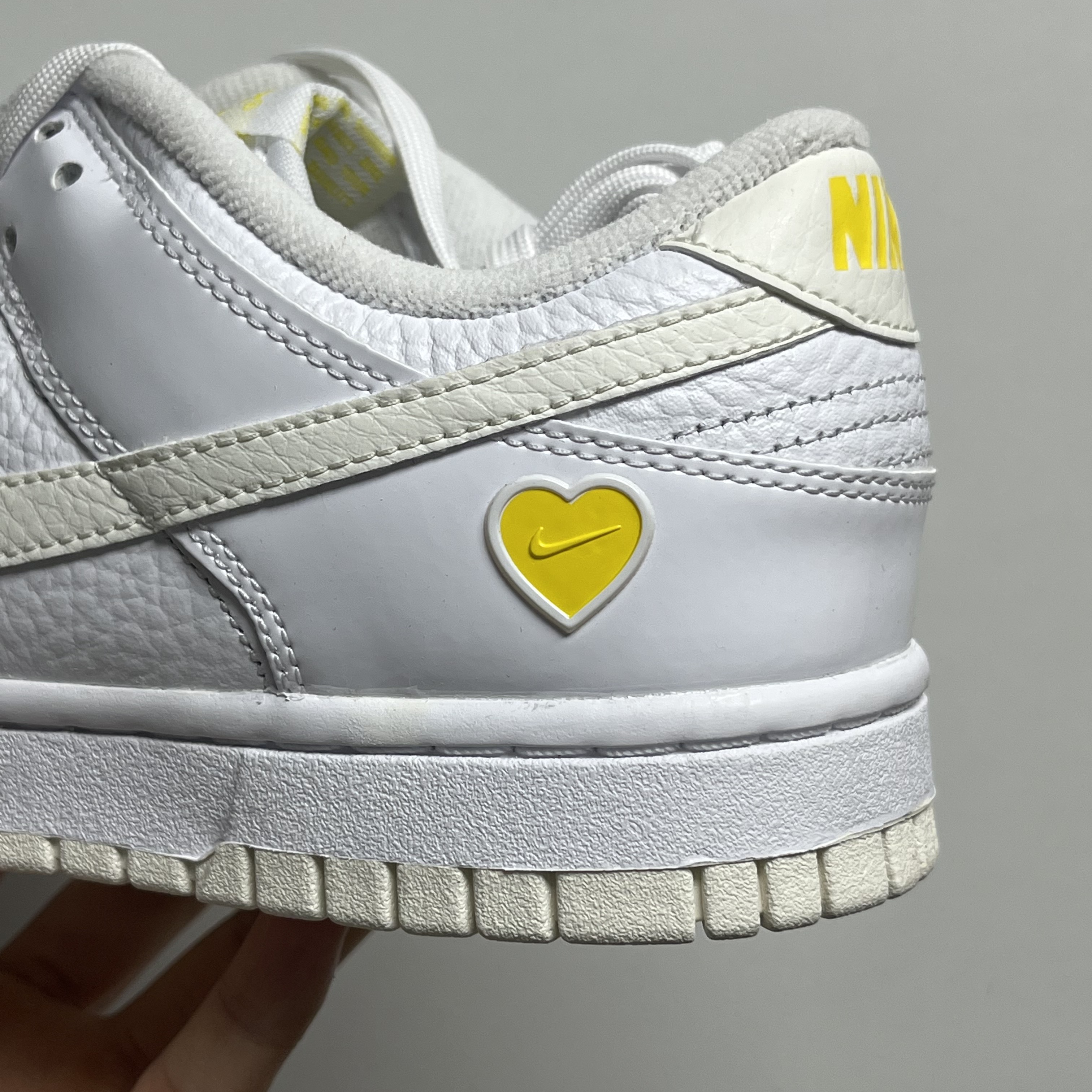 (W) Nike Dunk Low Valentine's Day White Optic Yellow 착용 스타일 - 2
