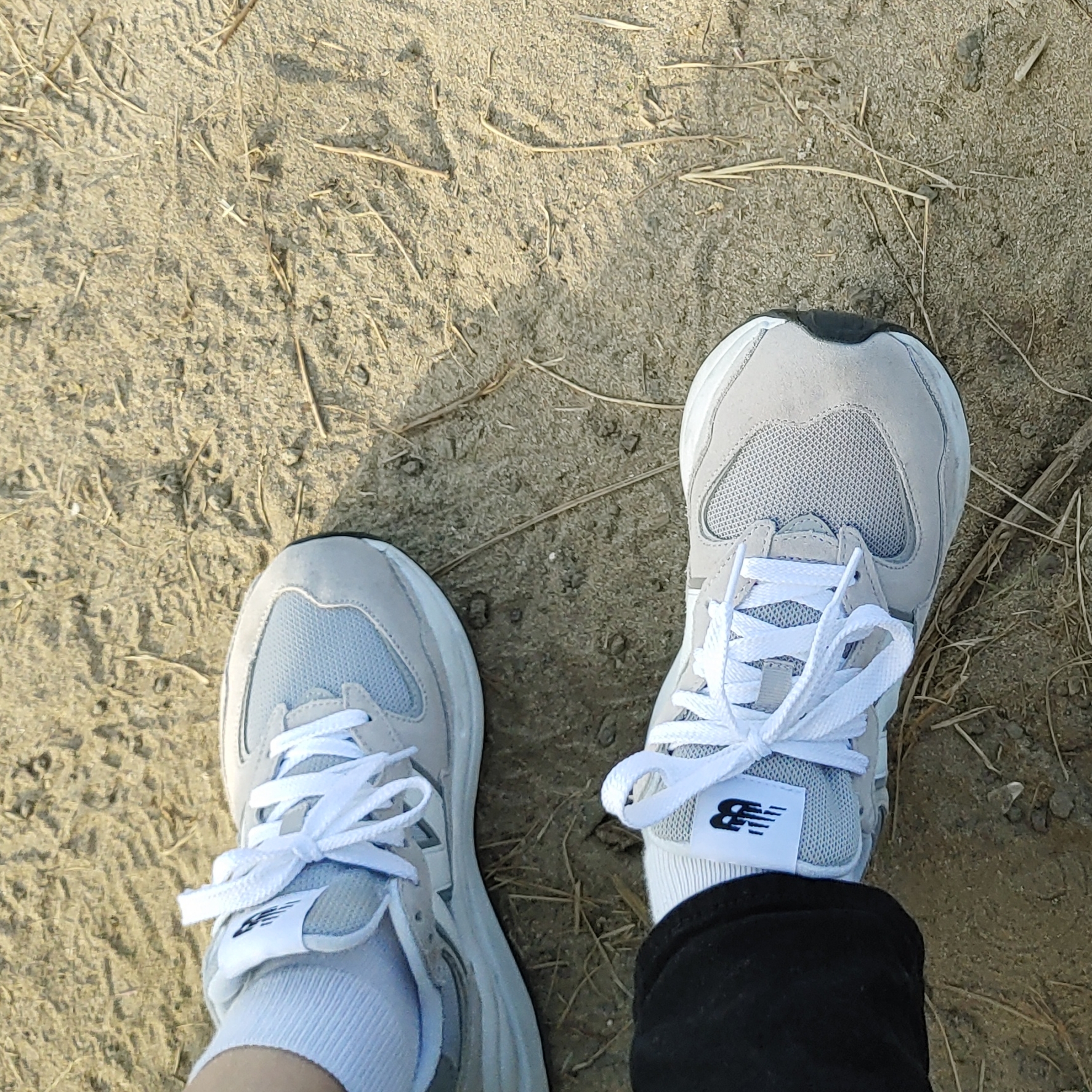 New Balance 5740 Dove Grey White 착용 스타일