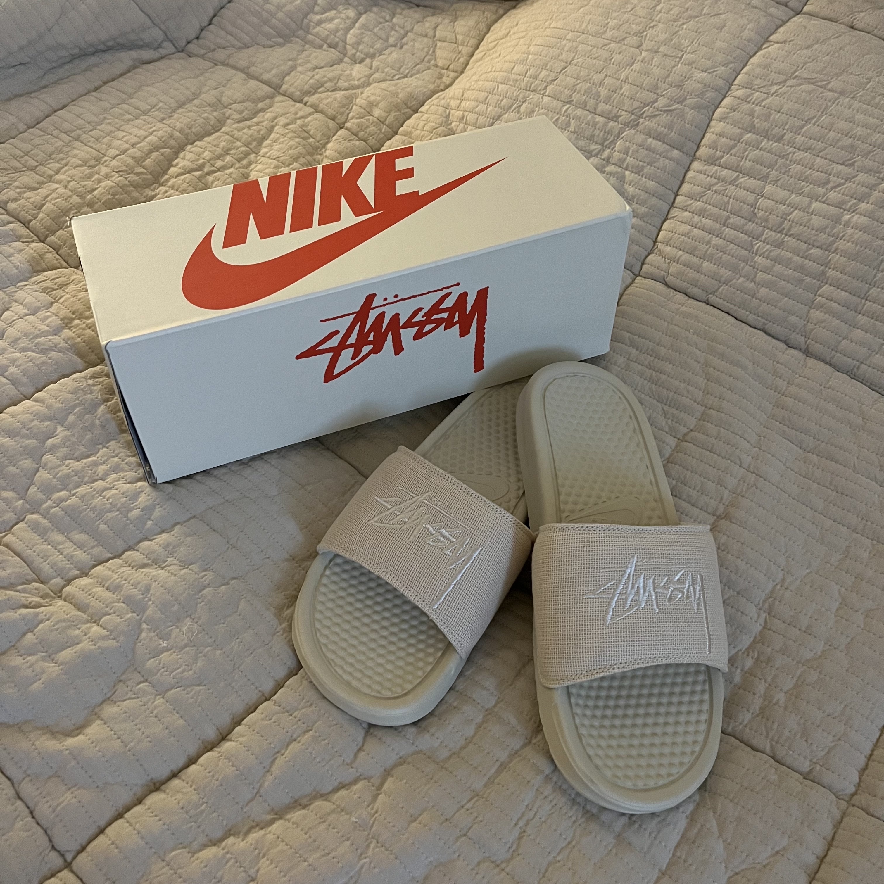 Nike x Stussy Benassi Hemp Slide Fossil Stone 착용 스타일