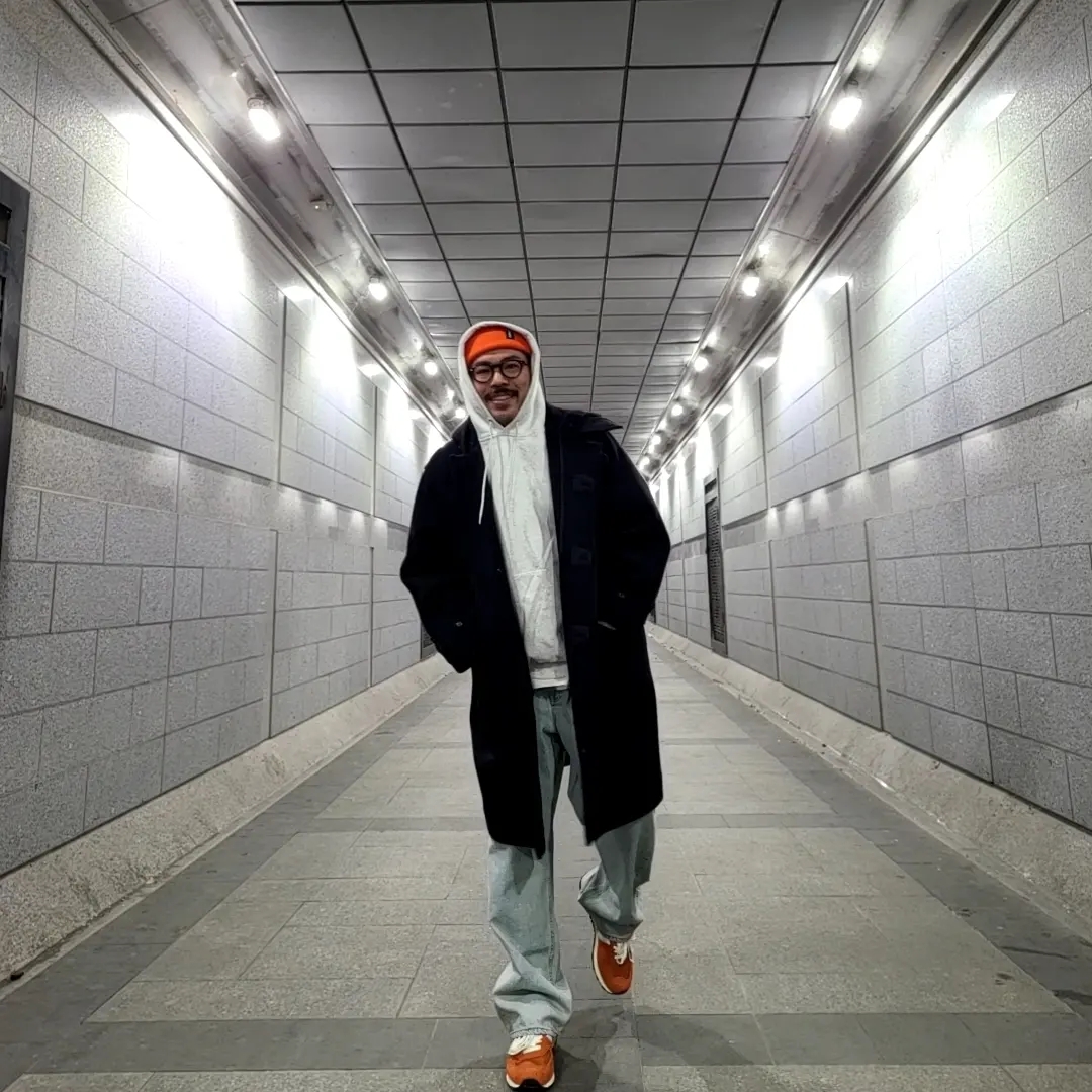 New Balance 574 Heritage Orange Burst White 착용 스타일 - 2