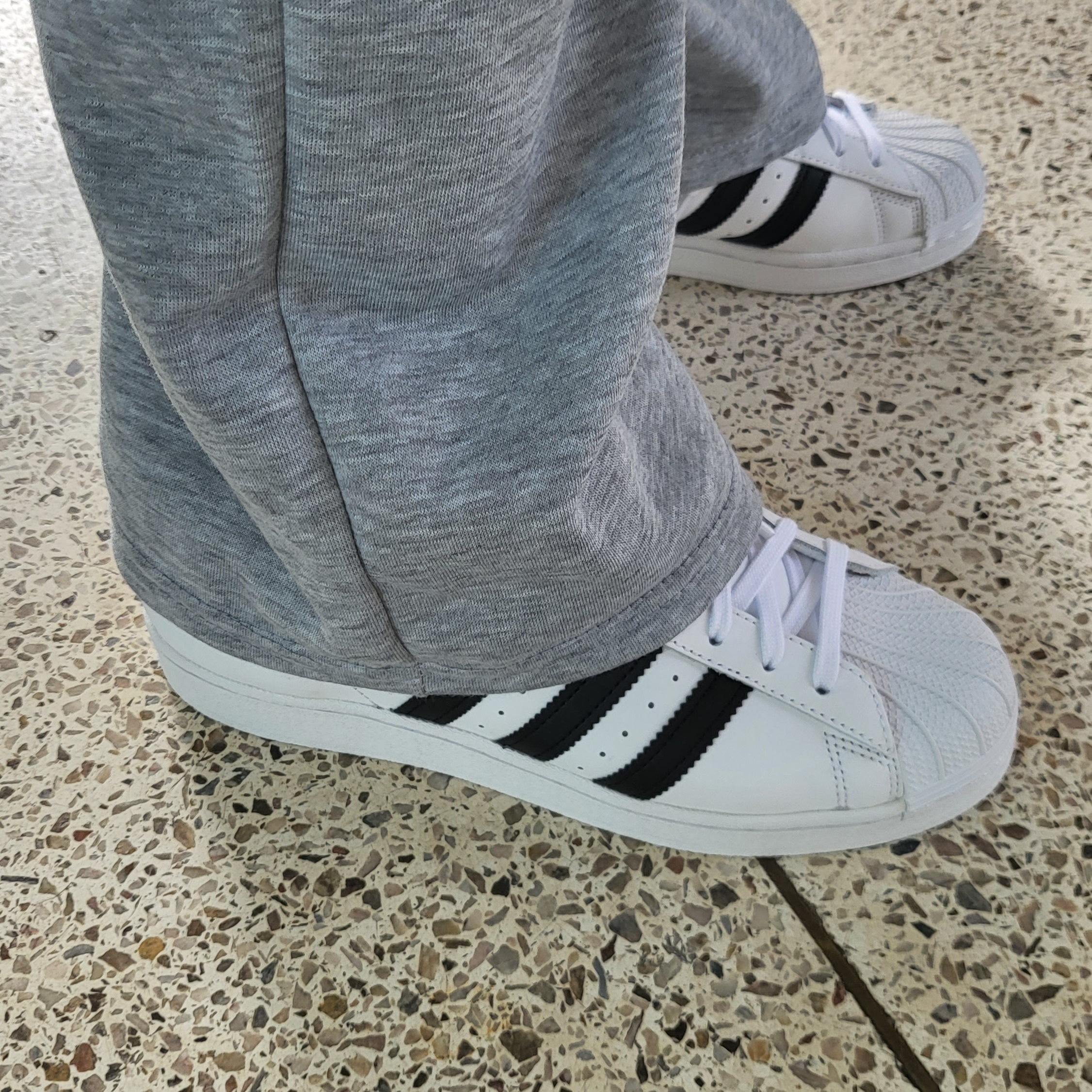 Adidas Superstar White Black 착용 스타일 - 2