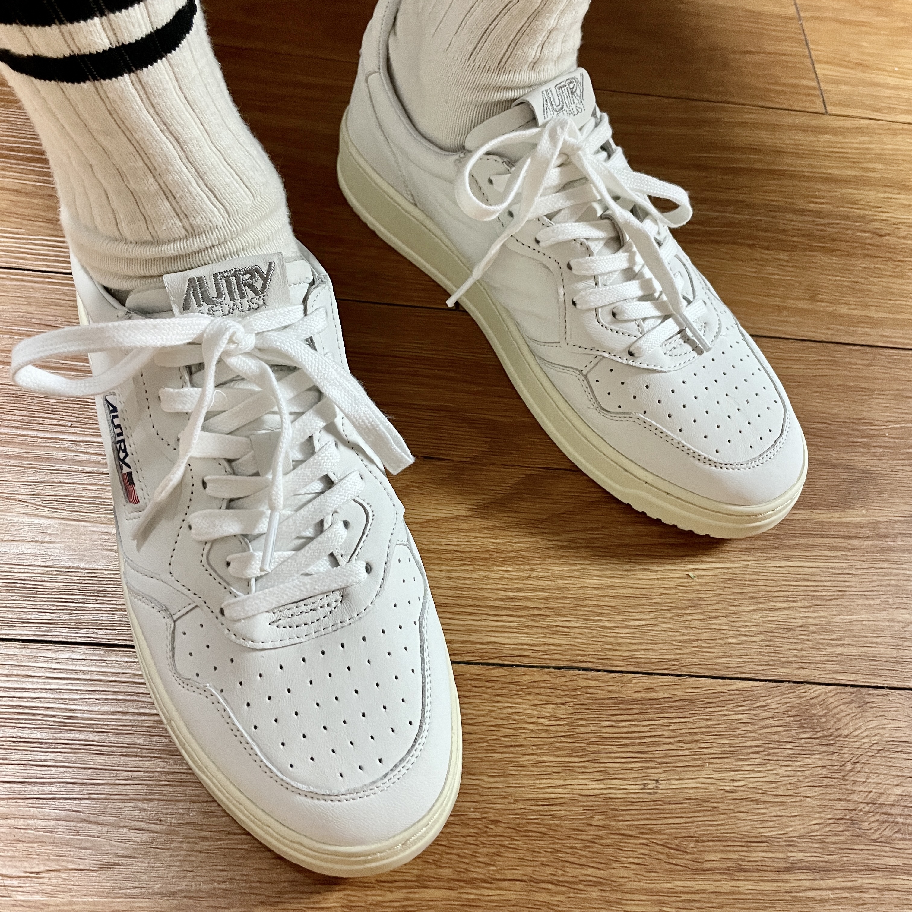 Autry Medalist Low Goatskin Sneakers White 착용 스타일