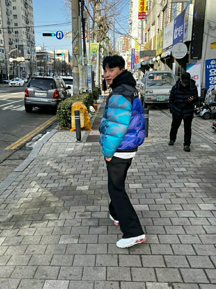 Nike x Supreme Shox Ride 2 SP White, The North Face x Kaws 1996 Retro Nuptse Jacket Monterey Blue 착용 스타일