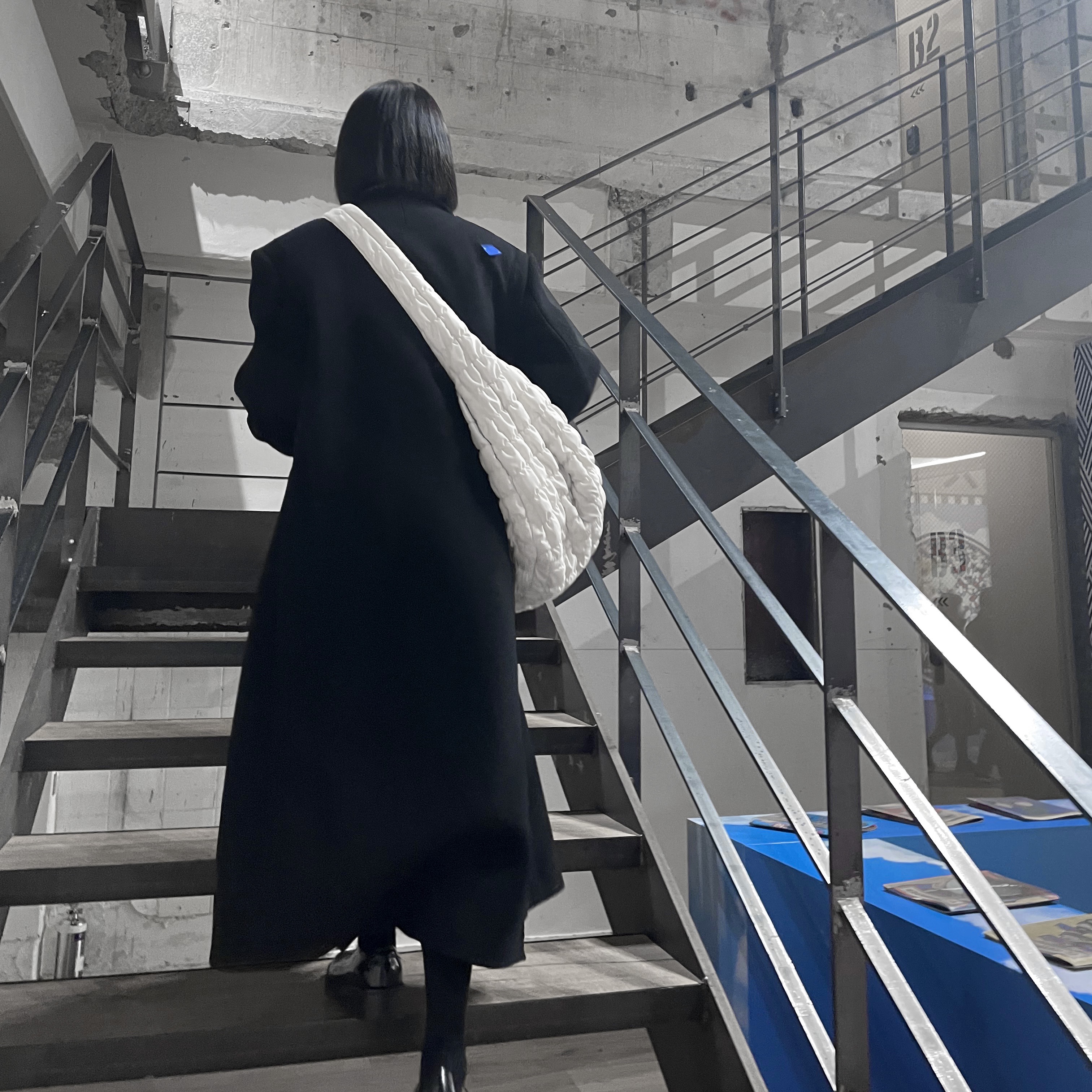 COS Quilted Oversized Shoulder Bag Off White Light Beige, Zara x Ader Error Oversized Wool Coat Black 착용 스타일 - 1