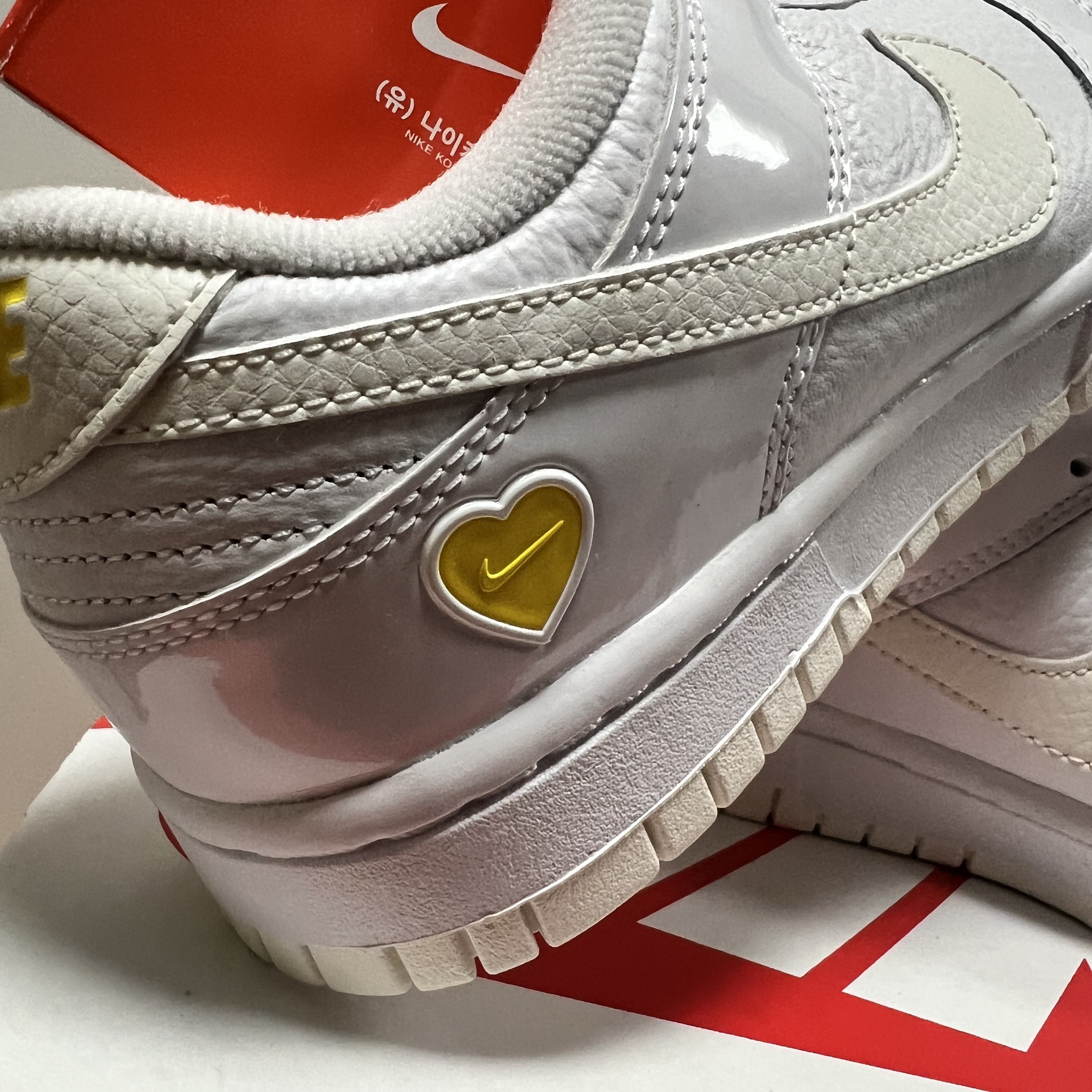 (W) Nike Dunk Low Valentine's Day White Optic Yellow 착용 스타일 - 2