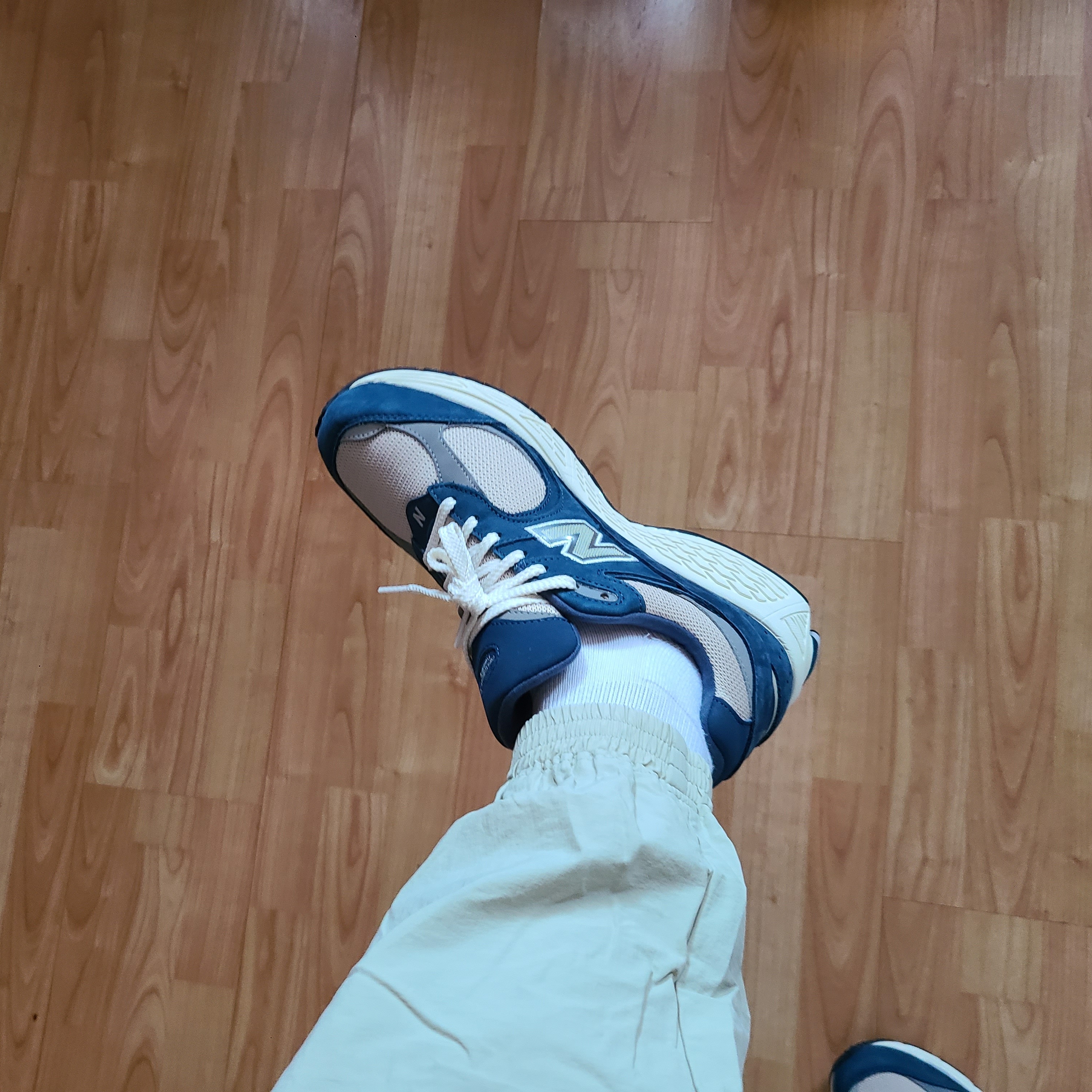 New Balance 2002R Vintage Indigo 착용 스타일