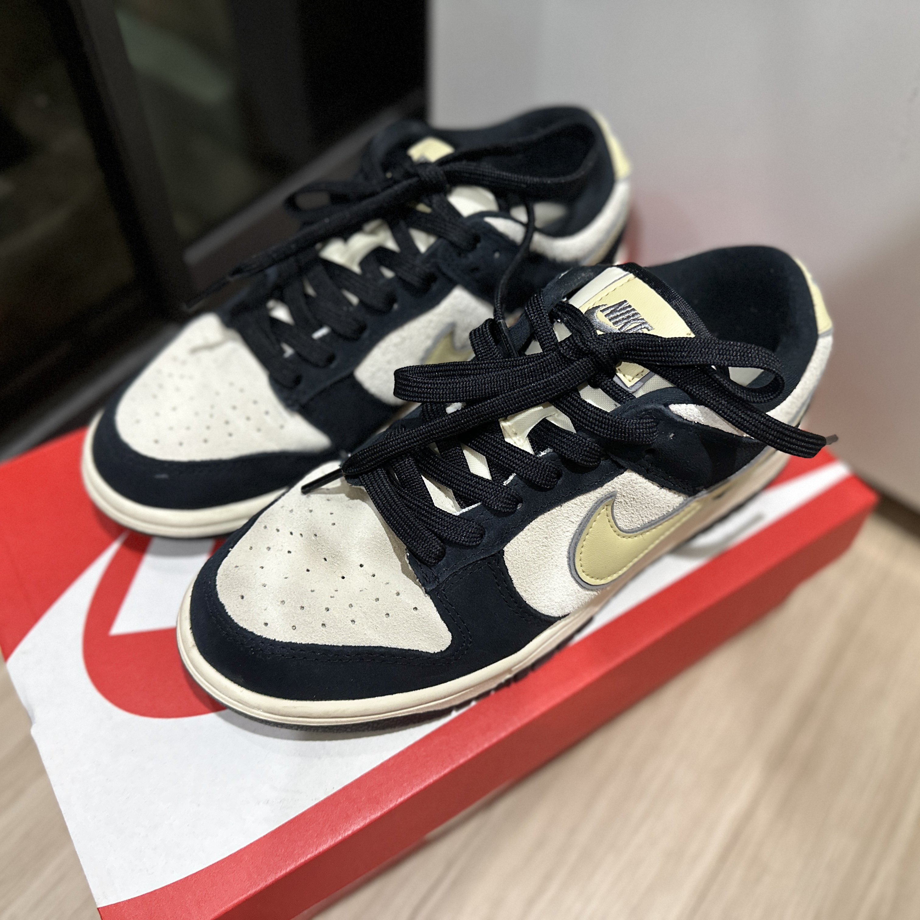 (W) Nike Dunk Low LX Black Suede 착용 스타일 - 2