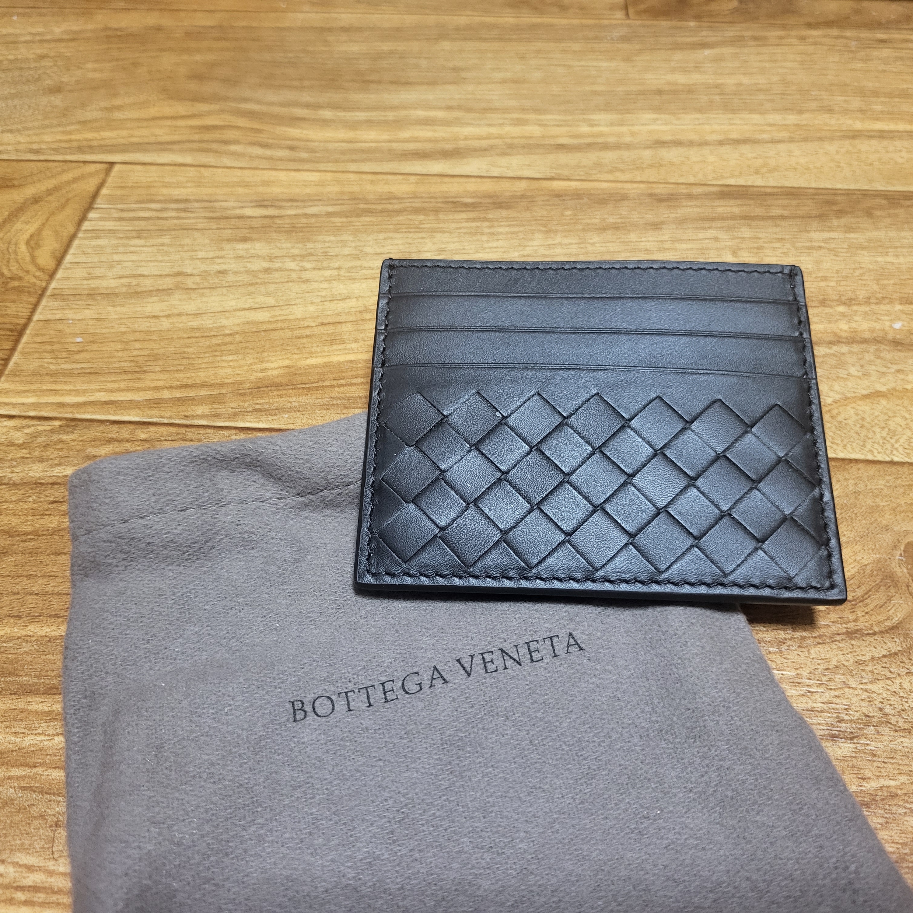 Bottega Veneta Credit Card Case Brown 착용 스타일
