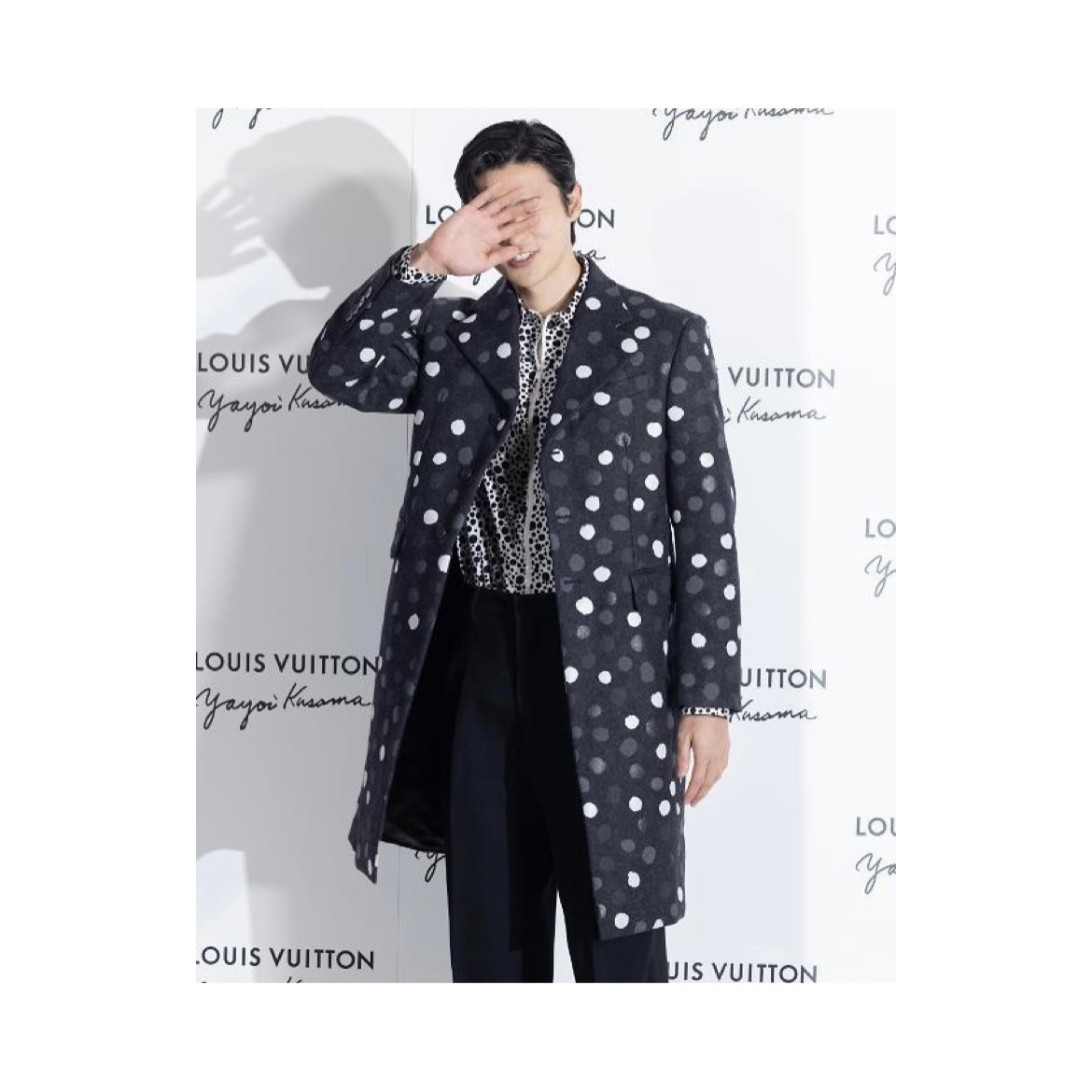 Louis Vuitton x YK Painted Dots Printed Coat Sea Lion Grey 착용 스타일 - 4