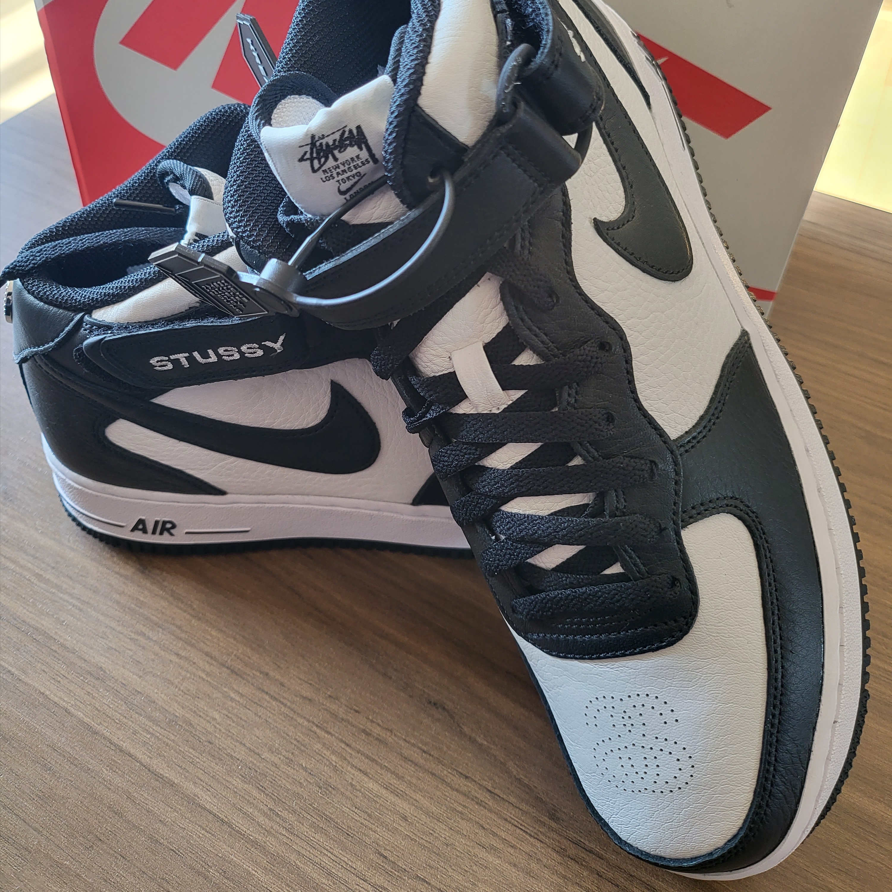 Nike x Stussy Air Force 1 '07 Mid SP Black and Light Bone 착용 스타일