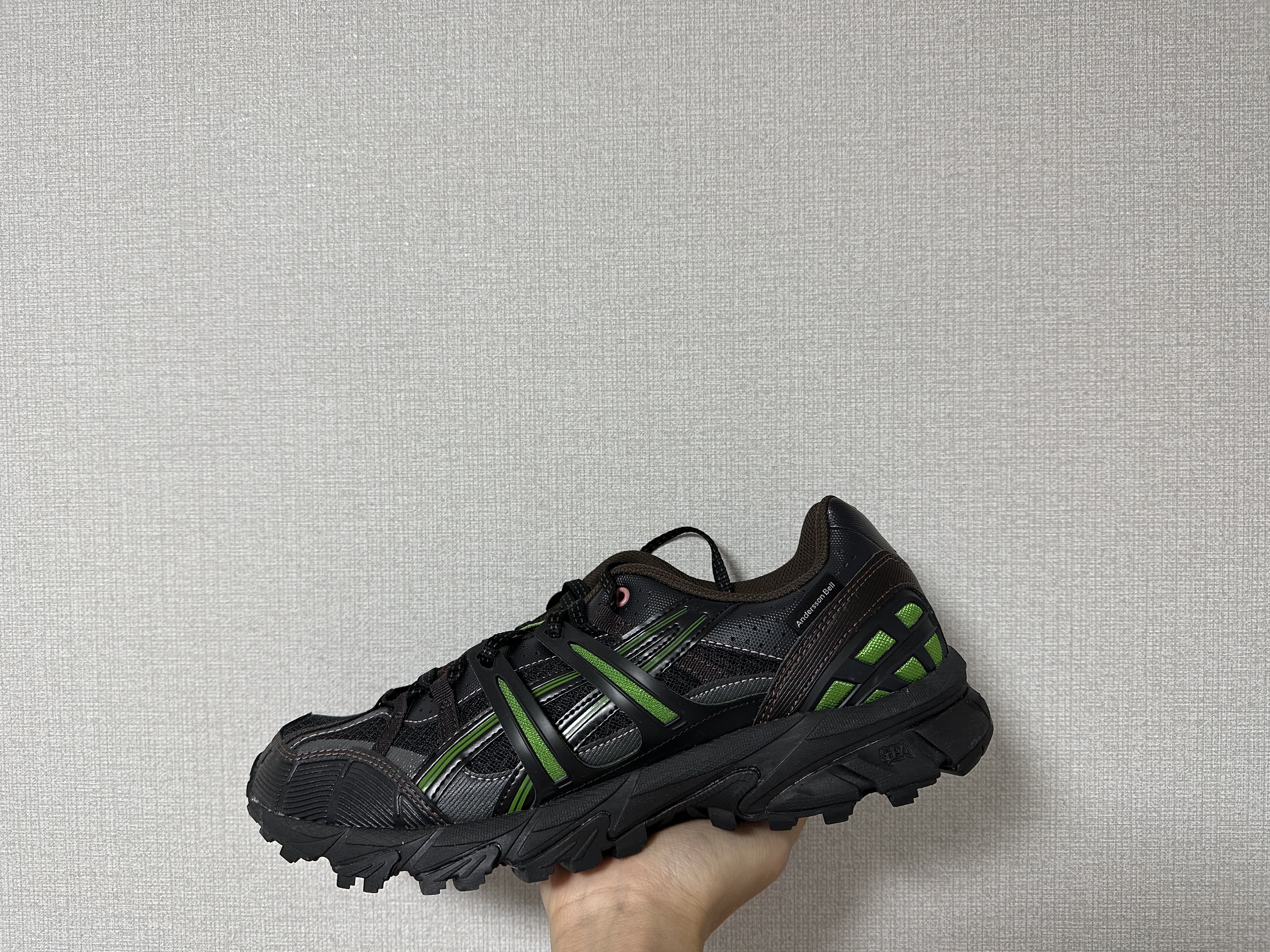 Asics x Andersson Bell Gel-Sonoma 15-50 Black Green, Asics x Andersson Bell Gel-Sonoma 15-50 Olive Oil Dark Brown 착용 스타일 - 2