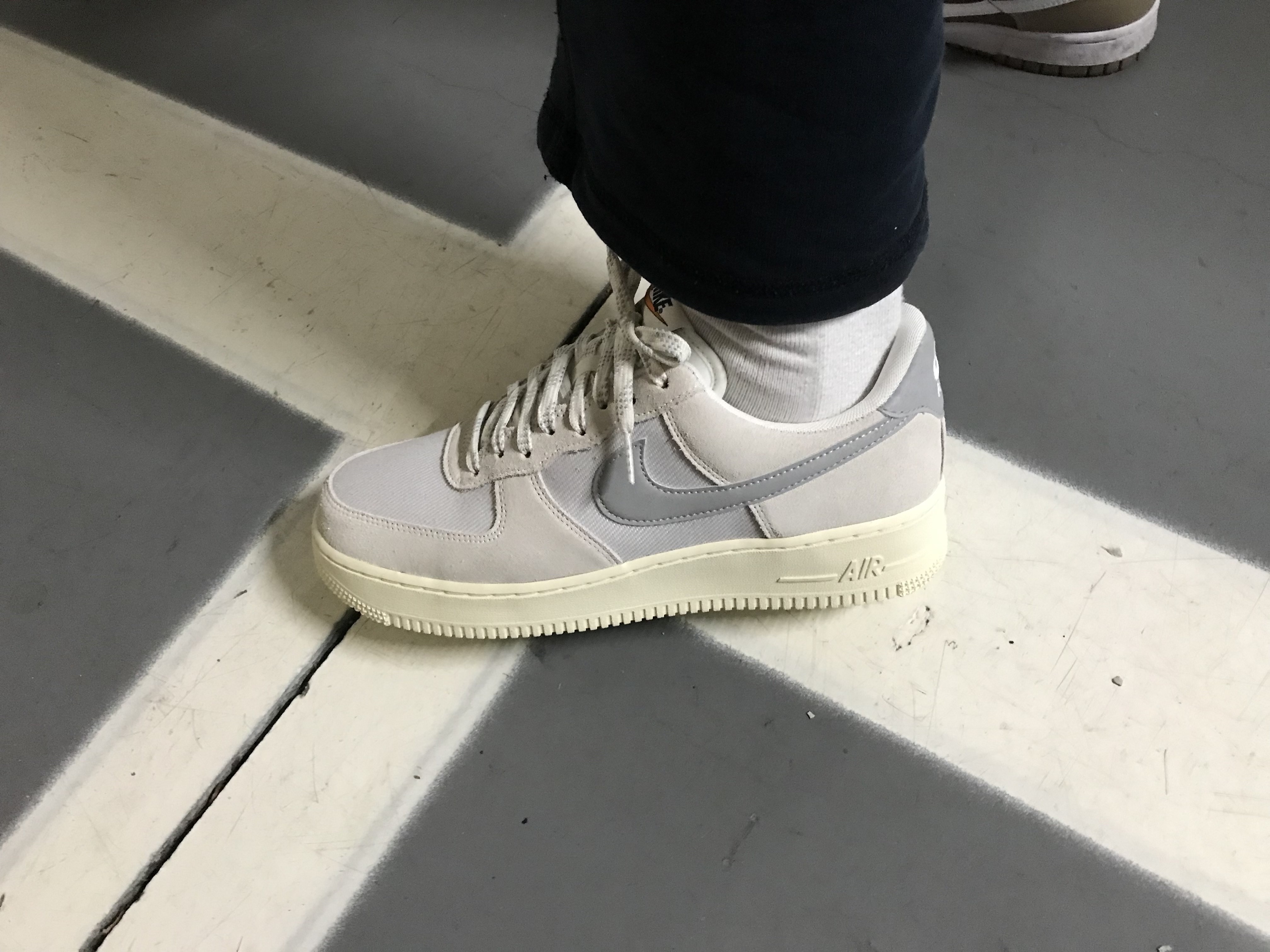 Nike Air Force 1 '07 LV8 Photon Dust and Sail 착용 스타일 - 3