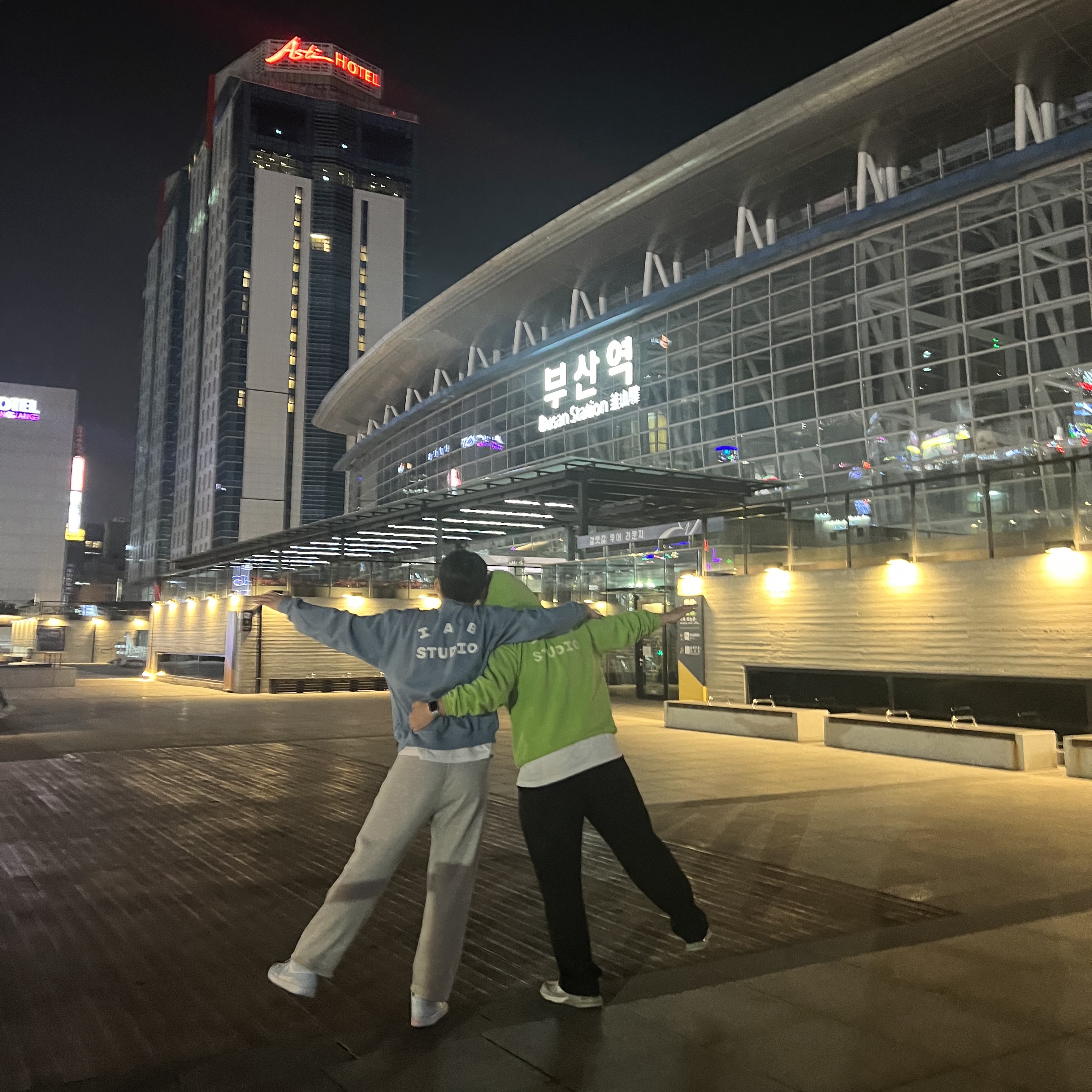 IAB Studio Crewneck Sky Blue, (W) Jordan 1 Low White Ice Blue 착용 스타일 - 1