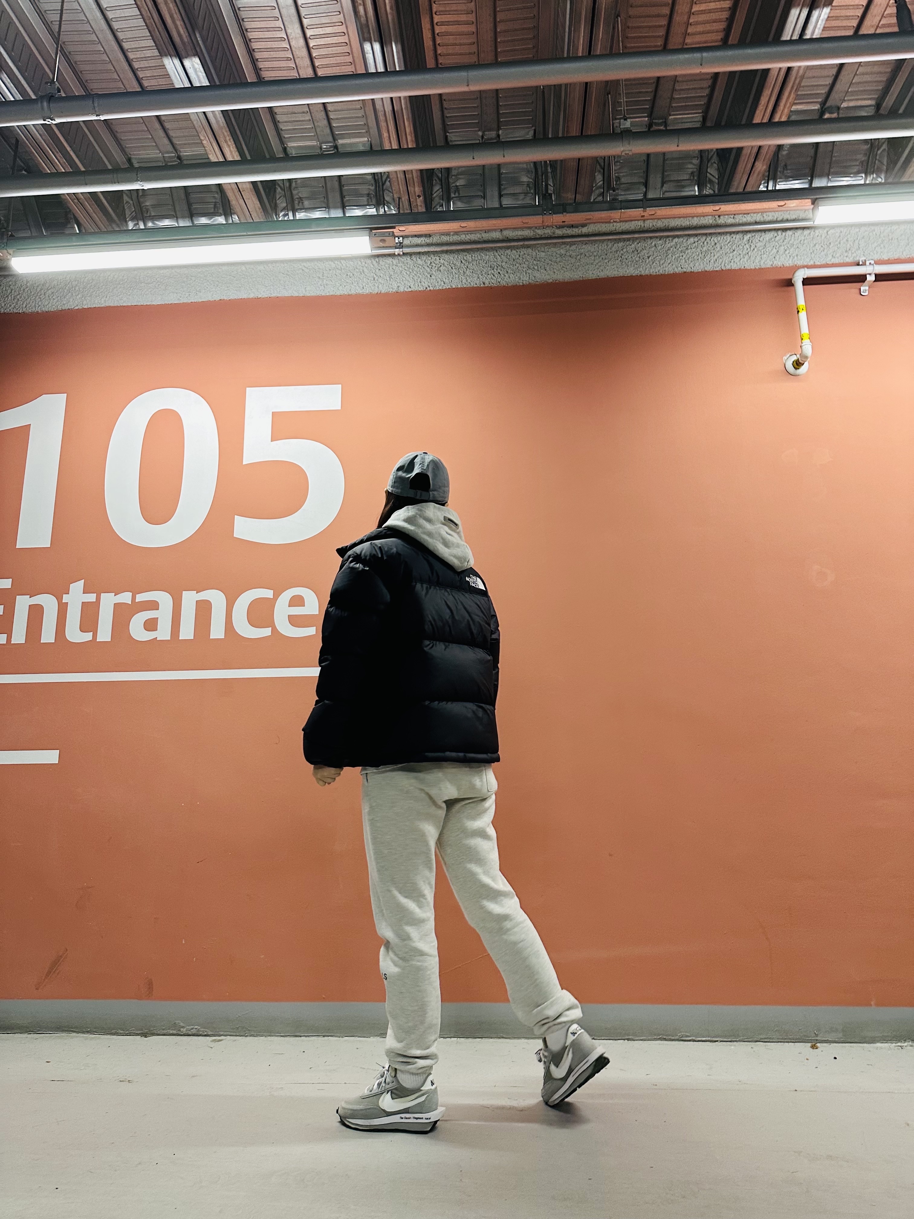 Nike Heritage 86 Futura Washed Cap Particle Grey, The North Face 1996 Eco Nuptse Jacket Black 착용 스타일 - 3