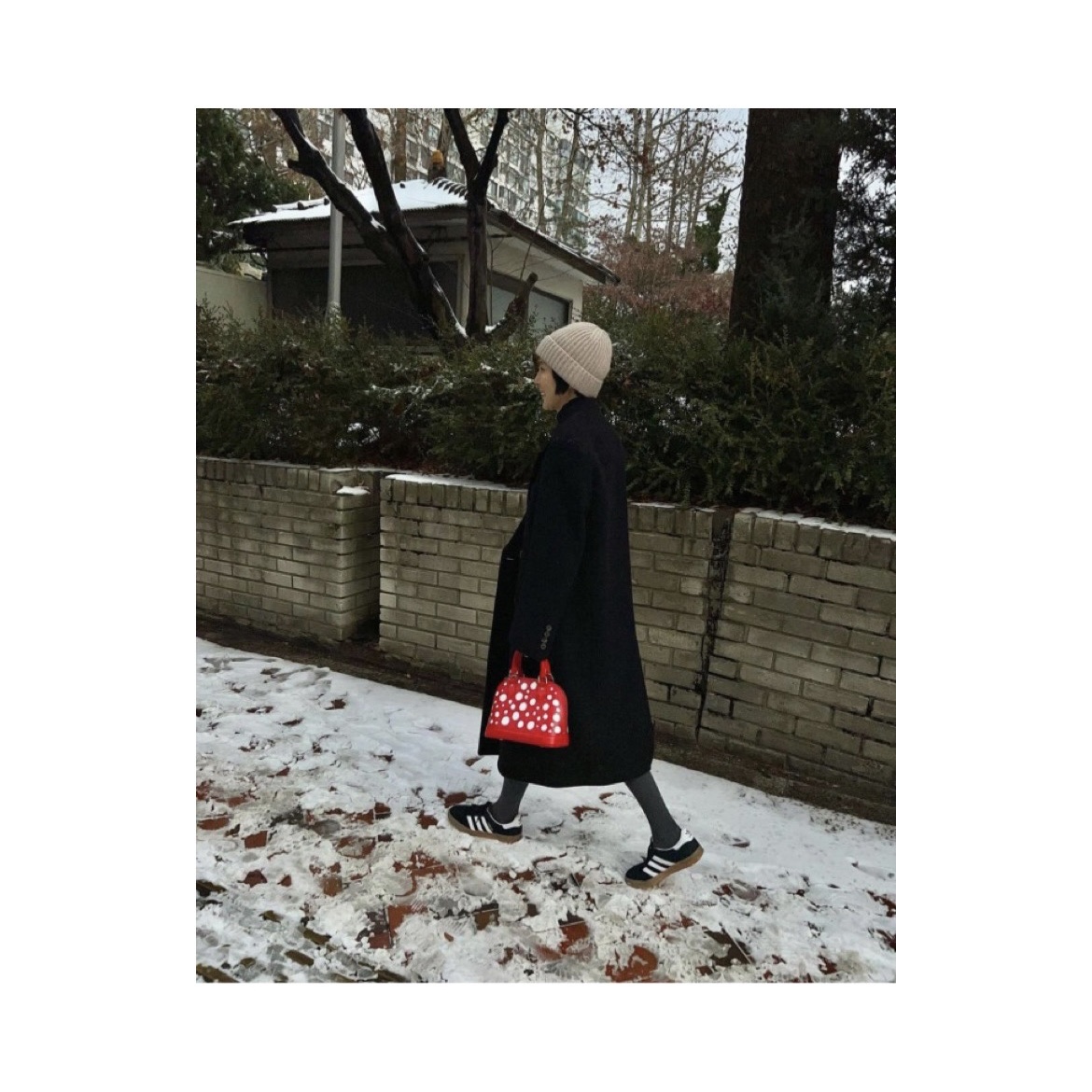 Louis Vuitton x YK Twist MM Red White, Louis Vuitton x YK Capucines MM Black 착용 스타일 - 5