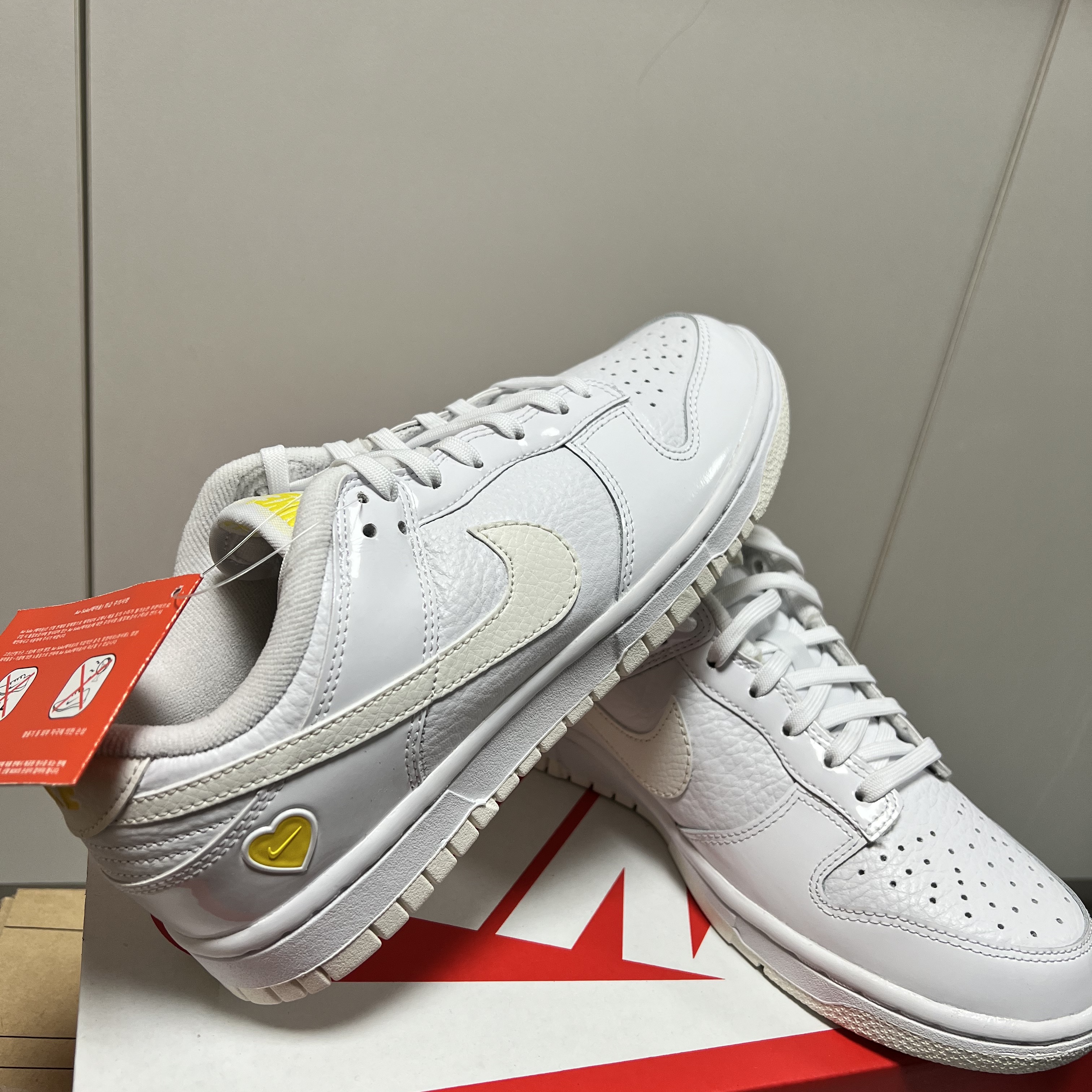 (W) Nike Dunk Low Valentine's Day White Optic Yellow 착용 스타일 - 3