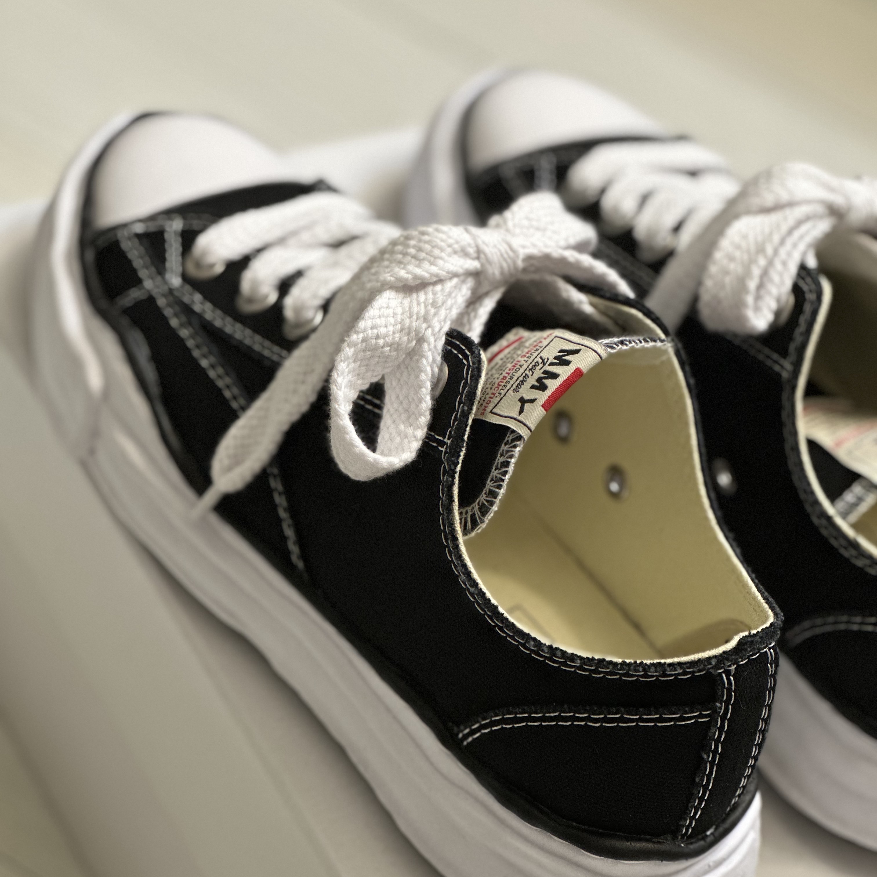 Maison Mihara Yasuhiro Peterson OG Sole Canvas Low Sneakers Black 착용 스타일