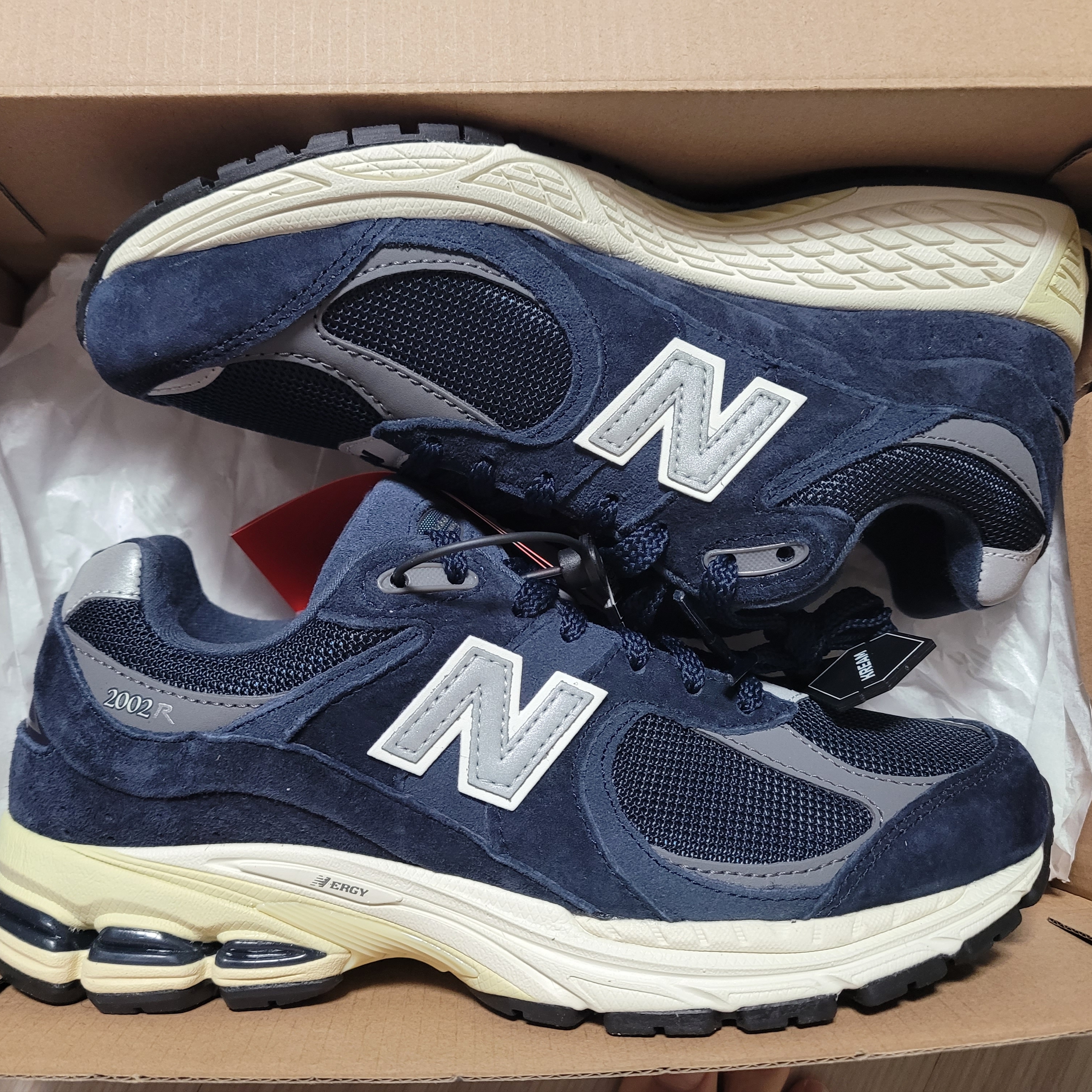 New Balance 2002R Eclipse Castlerock 착용 스타일 - 1