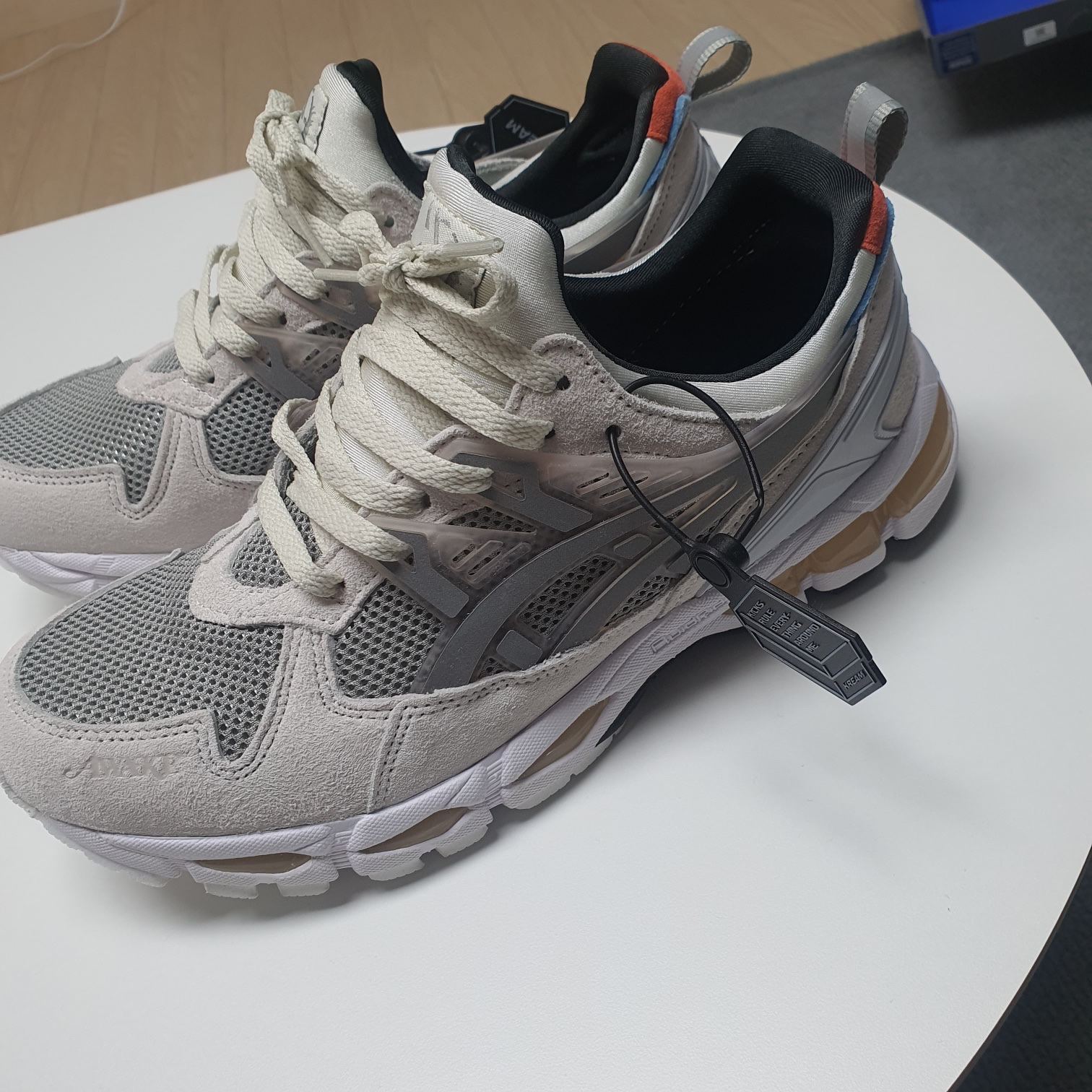 Asics x Awake NY Gel-Kayano Trainer 21 Cool Grey Pure Silver 착용 스타일