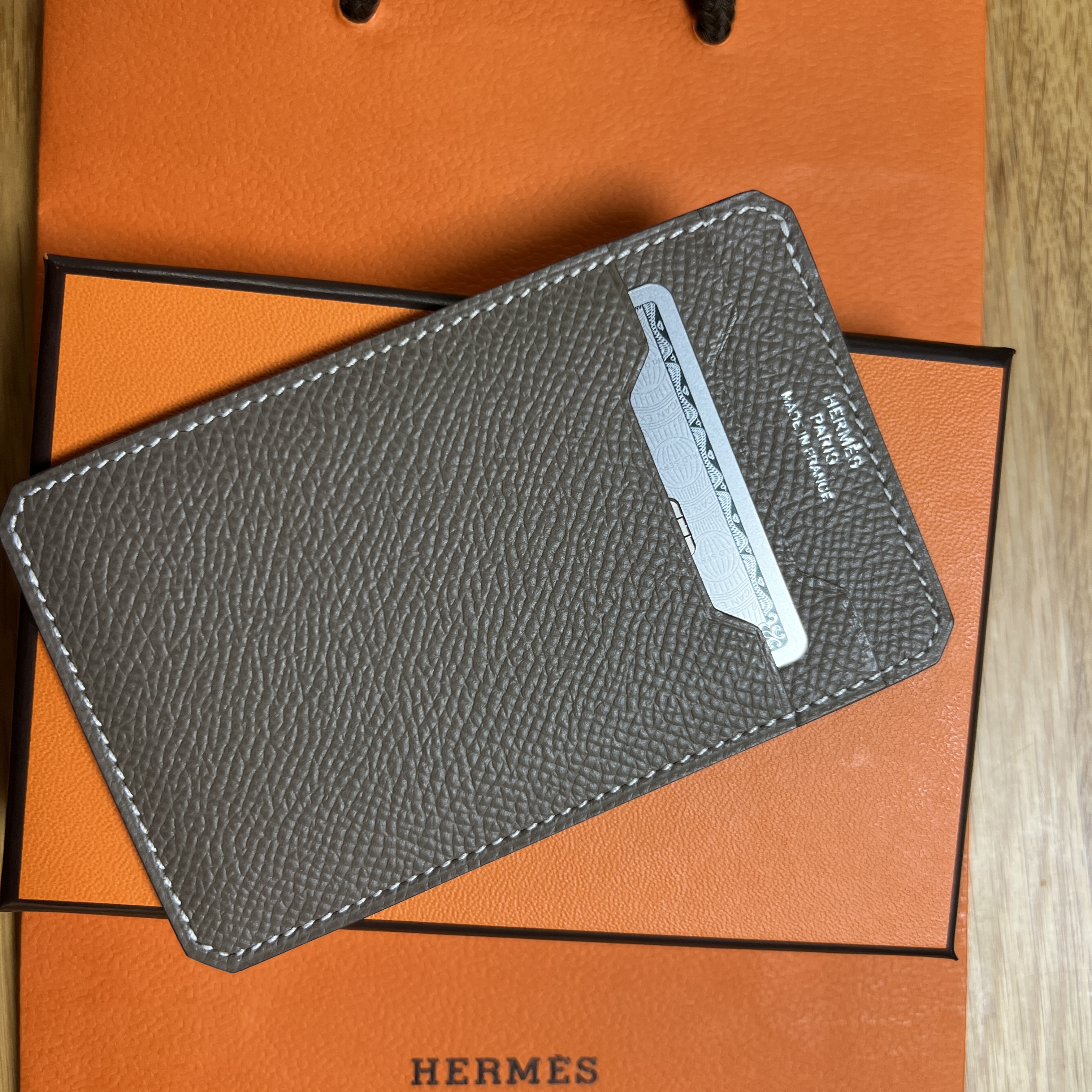 Hermes City 3CC Card Holder Epsom & Etoupe 착용 스타일