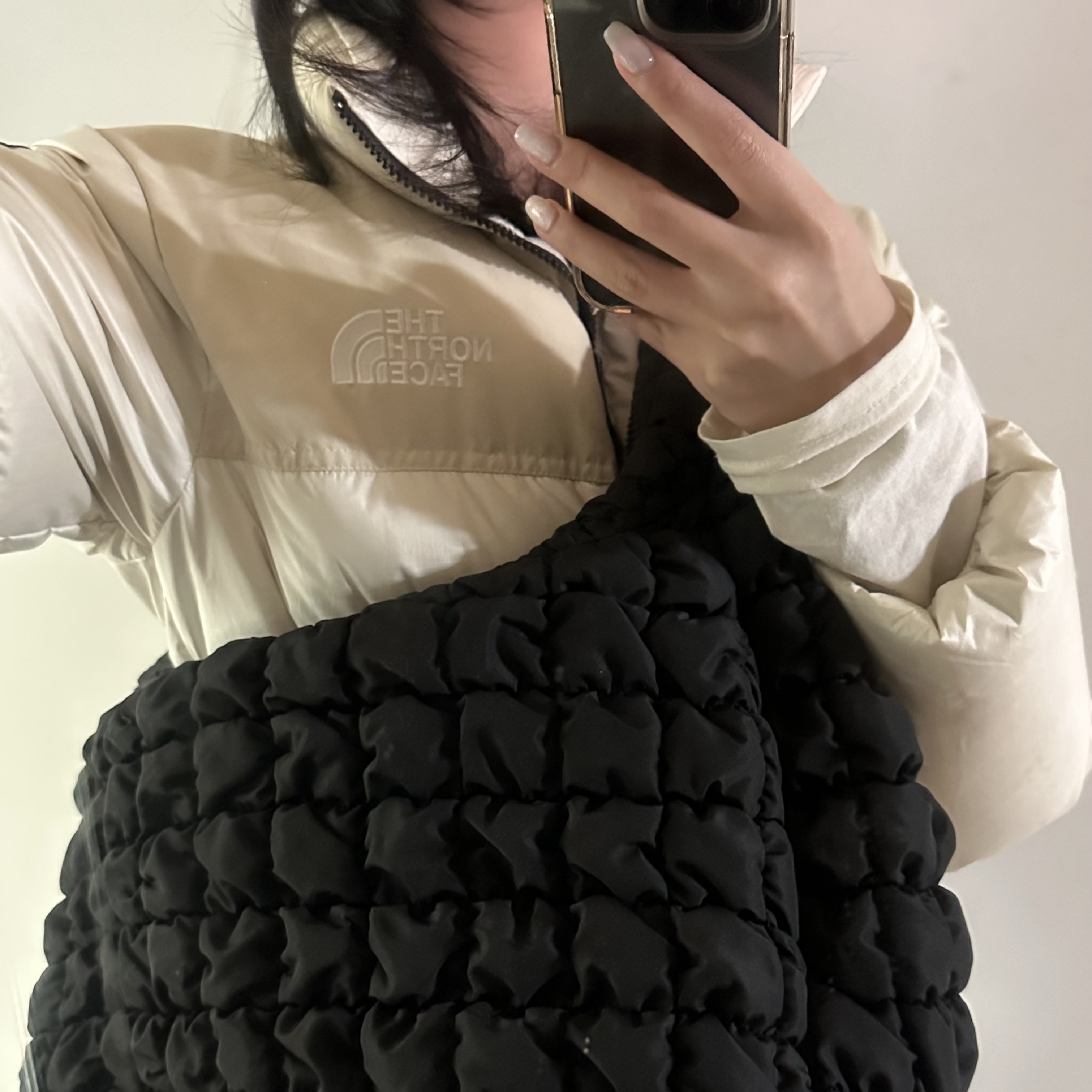 COS Quilted Oversized Shoulder Bag Black, (W) The North Face White Label Novelty Nuptse Down Jacket Cream 착용 스타일
