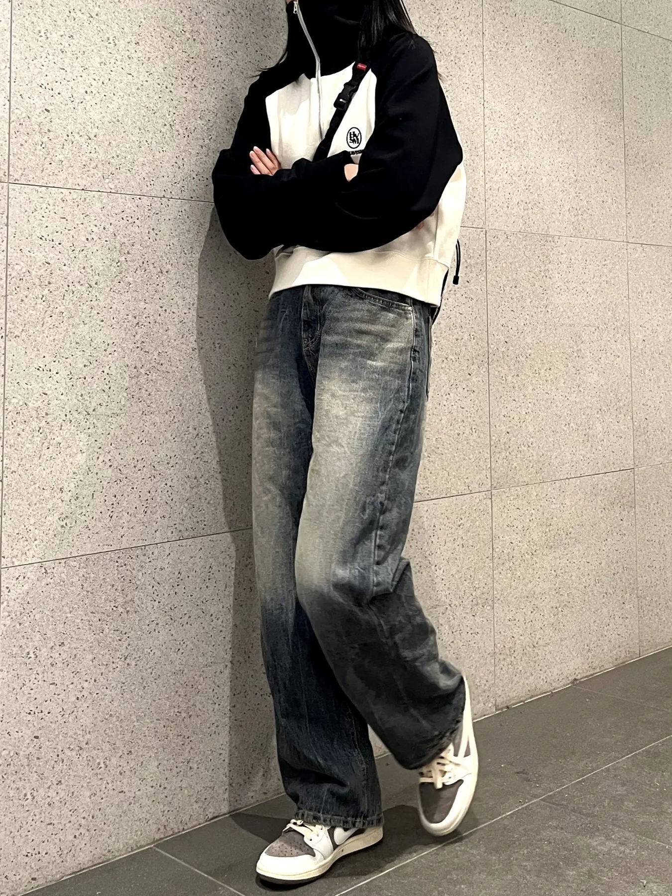 Jordan 1 x Travis Scott Retro Low OG SP Sail and Ridgerock, Supreme Sling Bag Black - 22SS 착용 스타일 - 2
