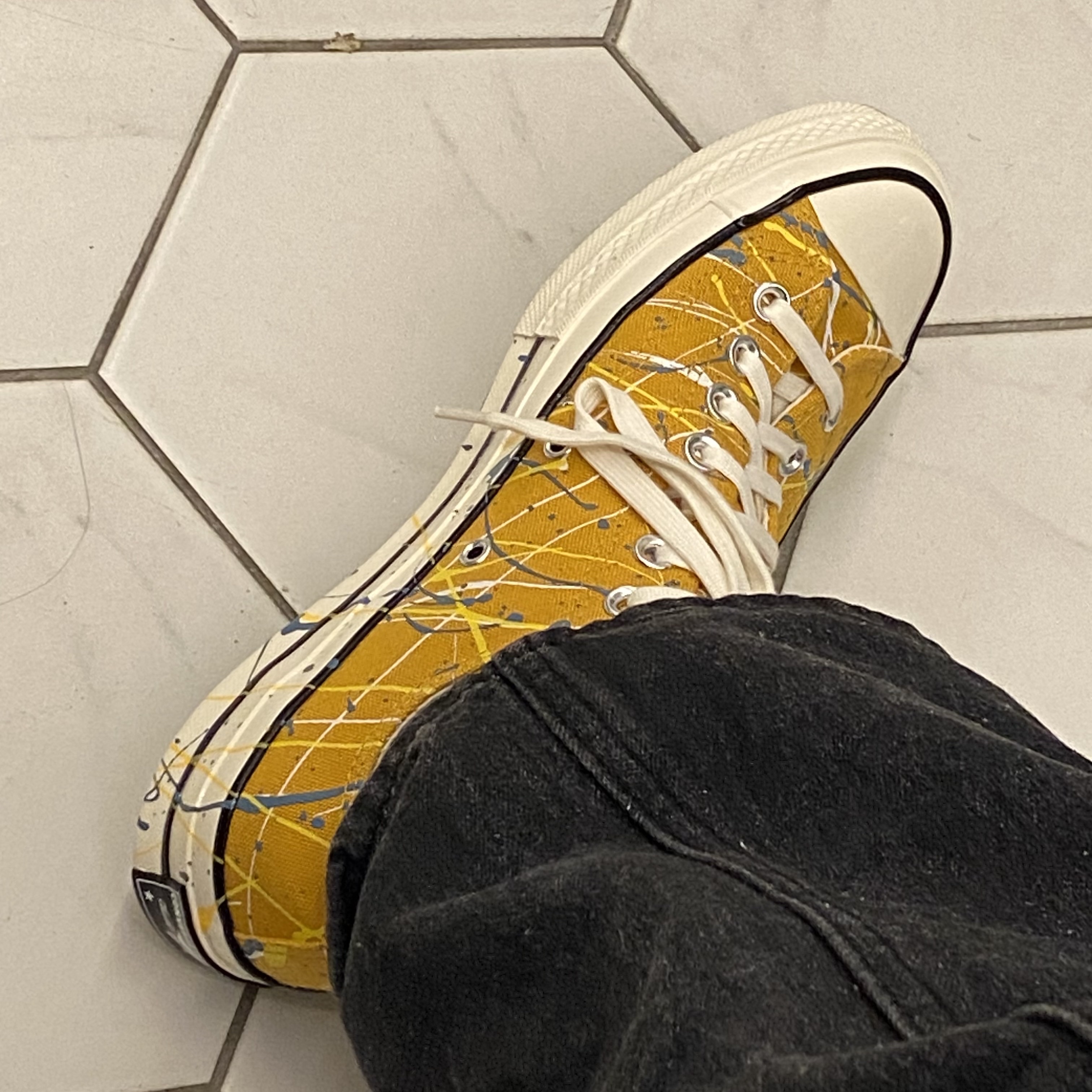 Converse Chuck 70 Ox Paint Splatter Sunflower Gold 착용 스타일 - 1