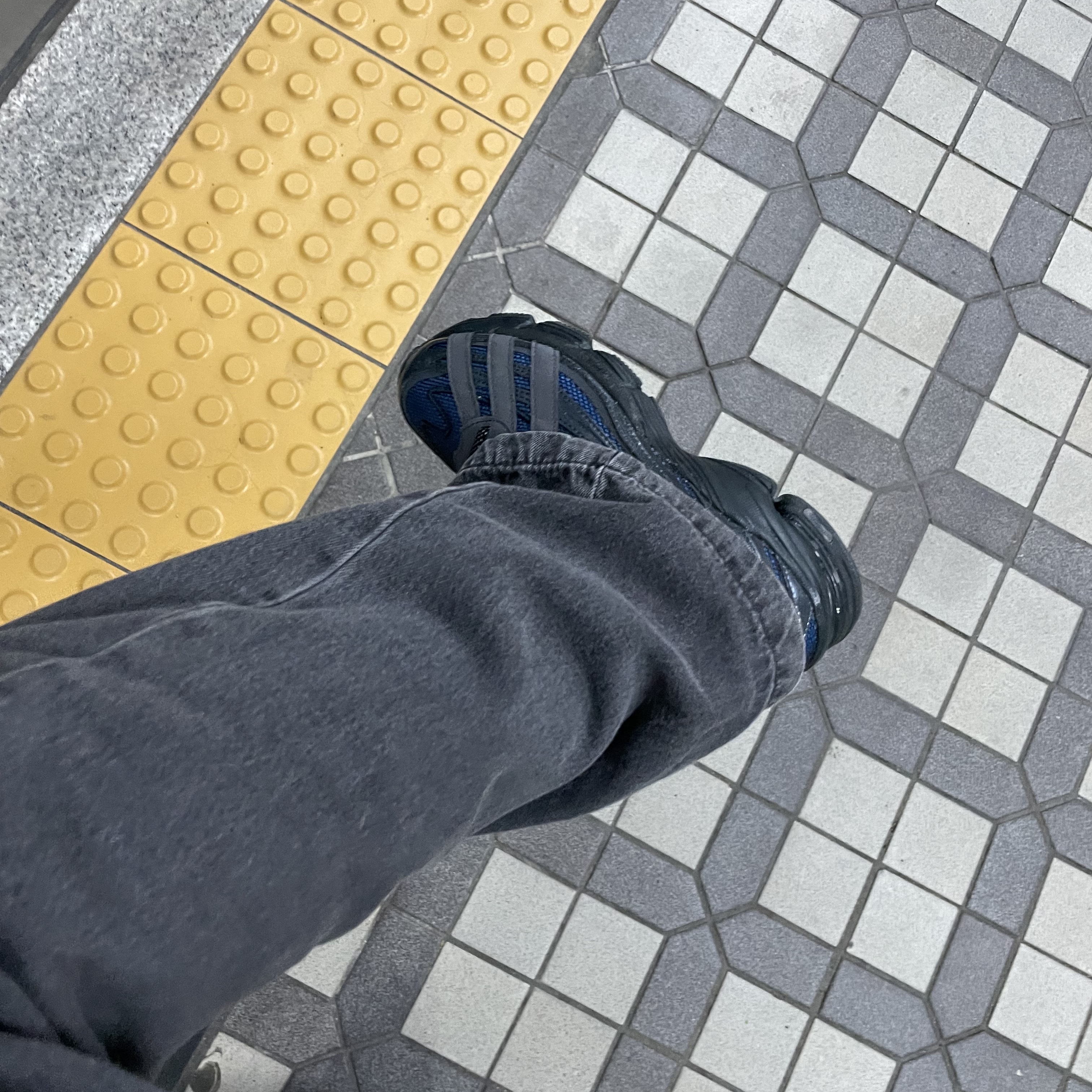Adidas Orketro Bright Blue Carbon Black 착용 스타일