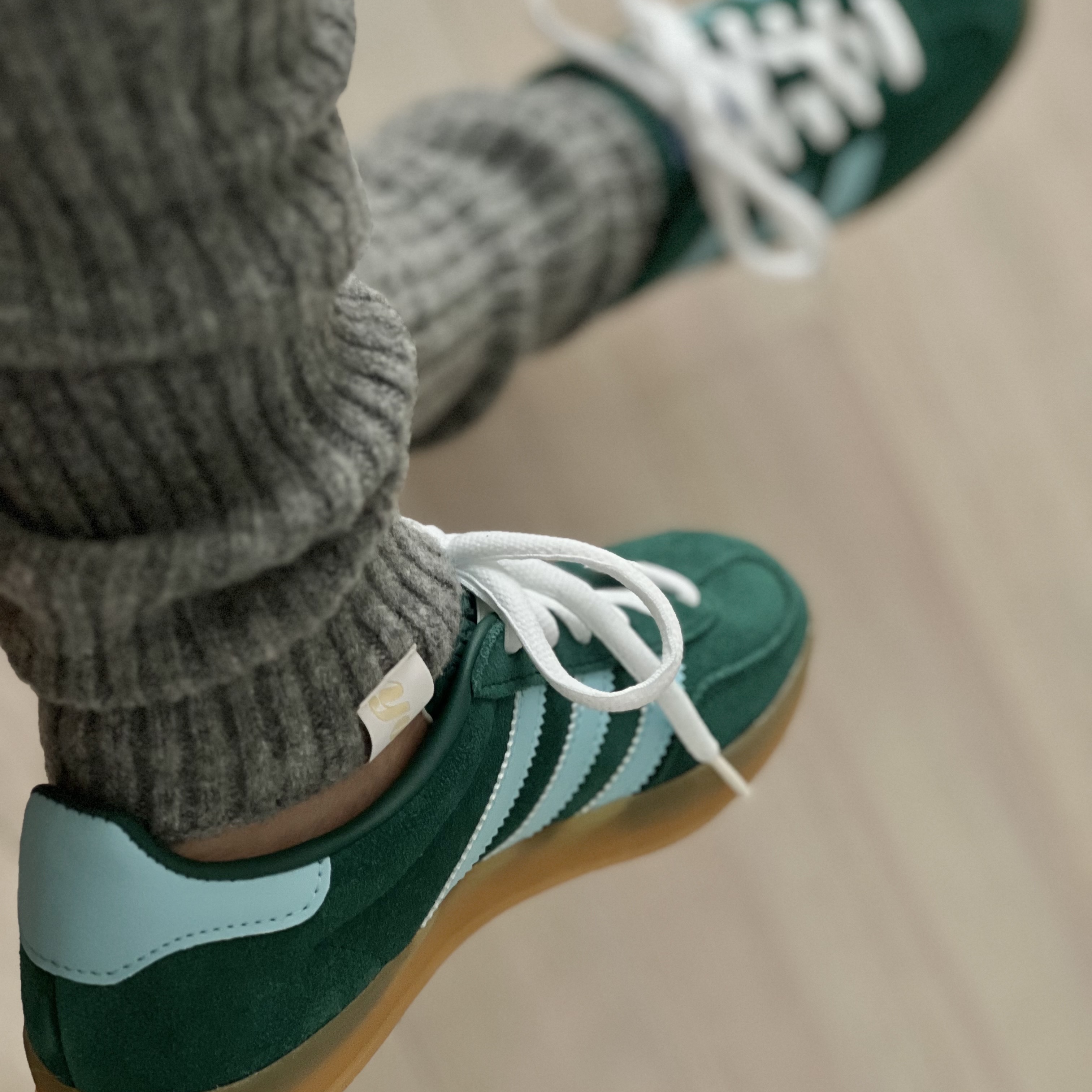 Adidas Gazelle Indoor Collegiate Green Hazy Sky 착용 스타일 - 1