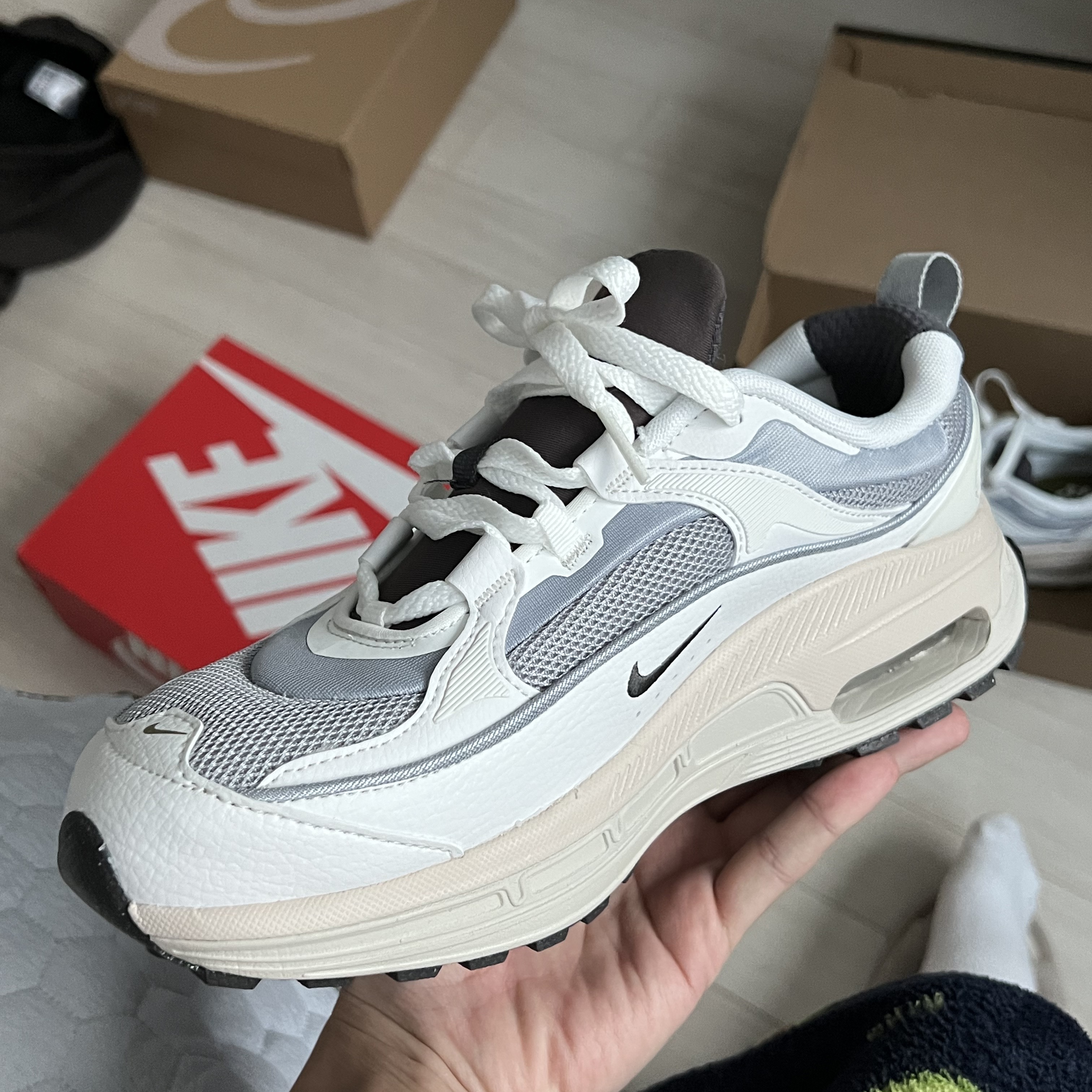 (W) Nike Air Max Bliss Next Nature Wolf Grey 착용 스타일 - 1